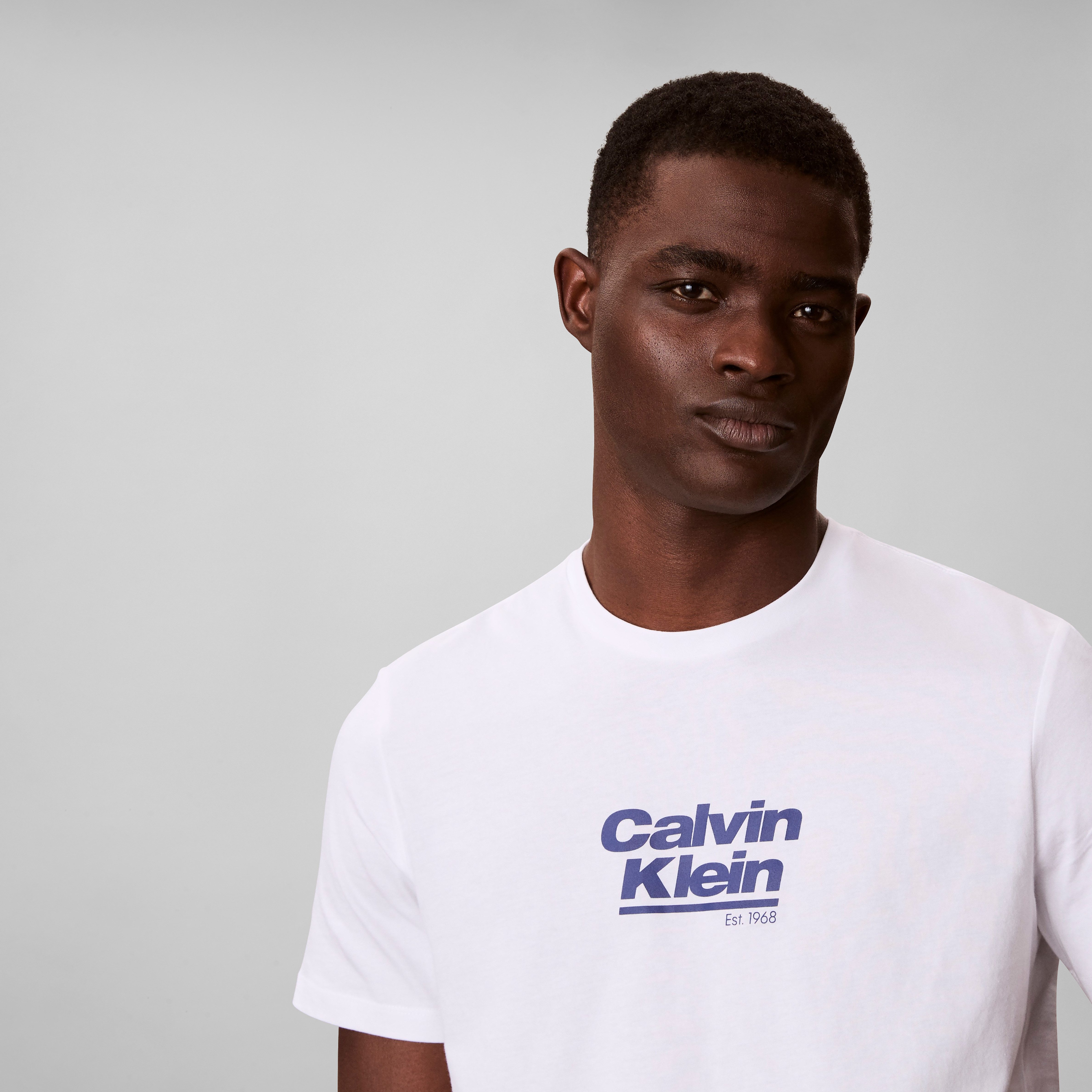Calvin Klein Jeans T-Shirt Rundhalsausschnitt, Regular Fit, Logoschriftzug – Bild 3 von 5