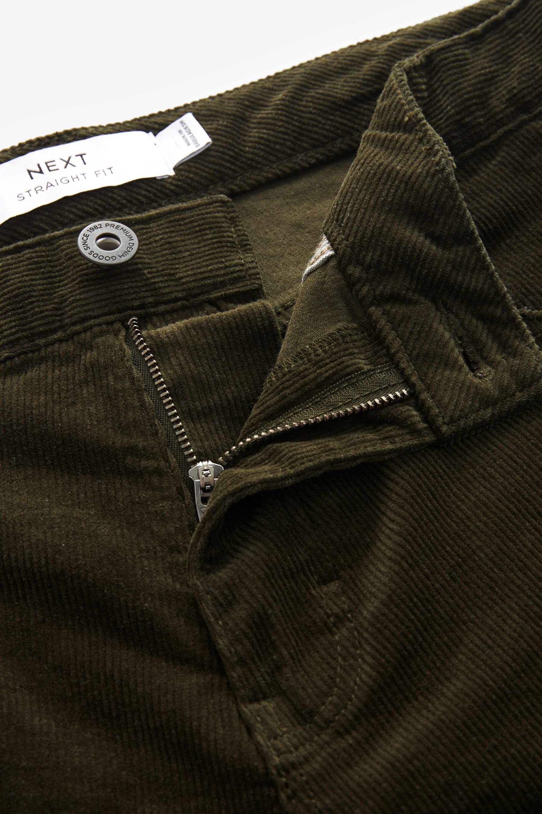 5-Pocket-Jeans (1-tlg) Next Dark aus im Fit Cord Straight Green Straight-Jeans