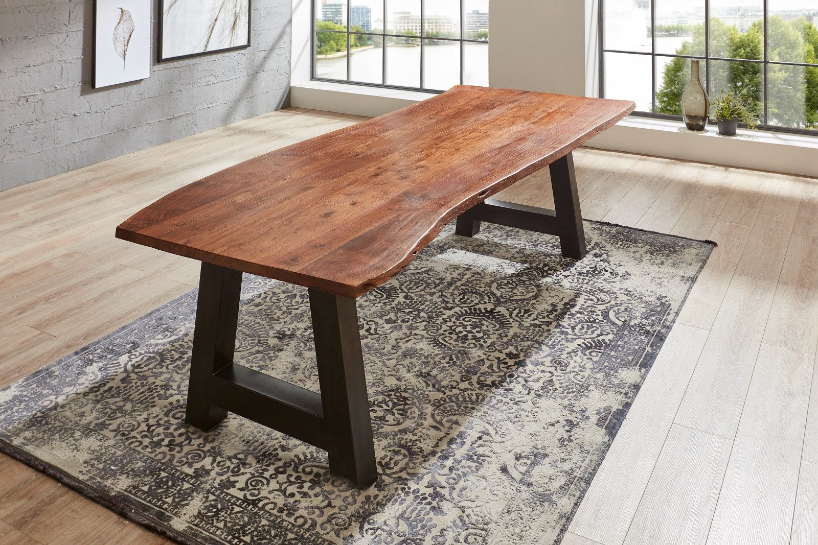 SAM® Esstisch Lamia, massives Akazienholz, natürliche Baumkante, A-Gestell aus Metall