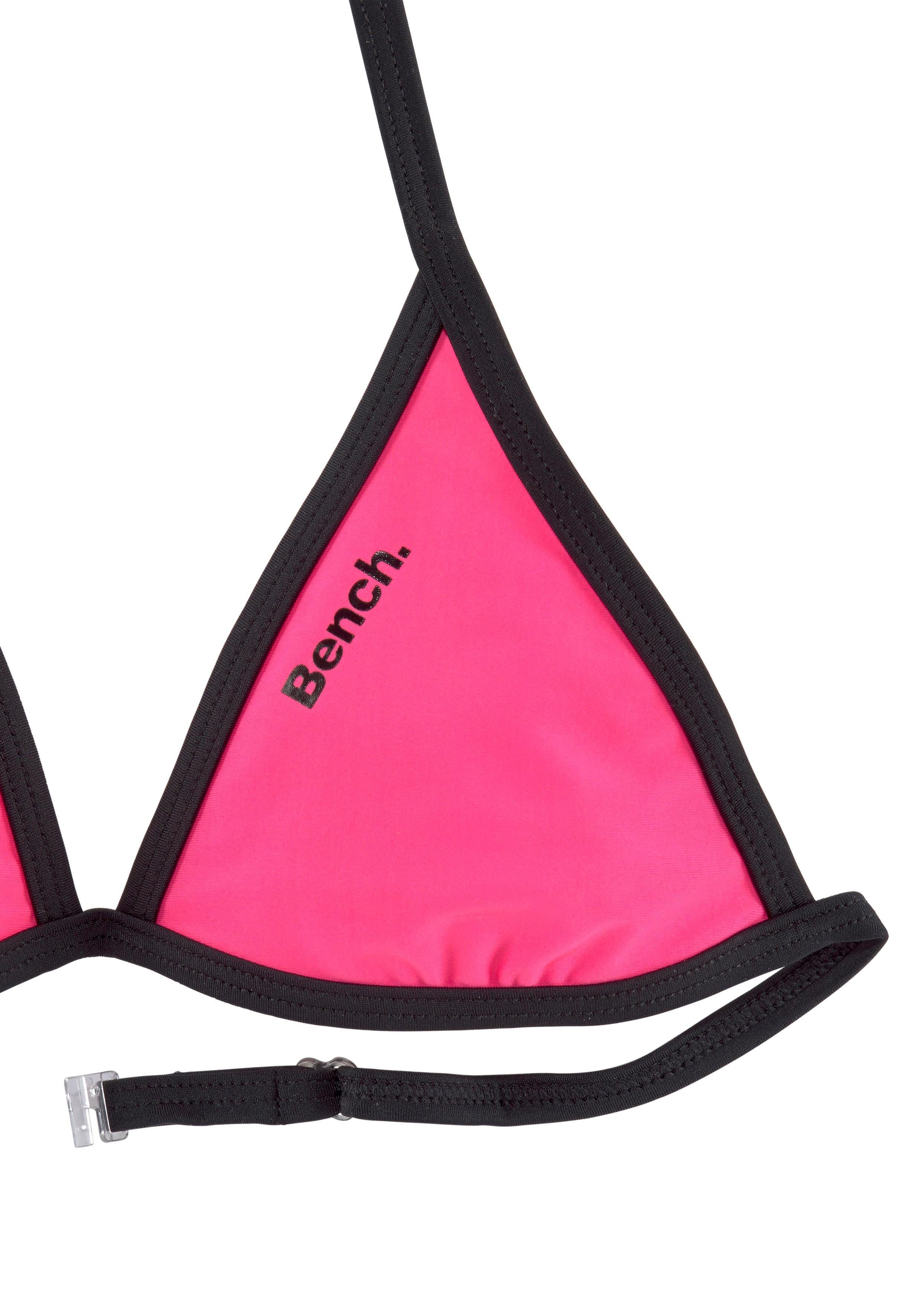 mit pink-schwarz Logoprint an Triangel-Bikini und Bench. Top Hose