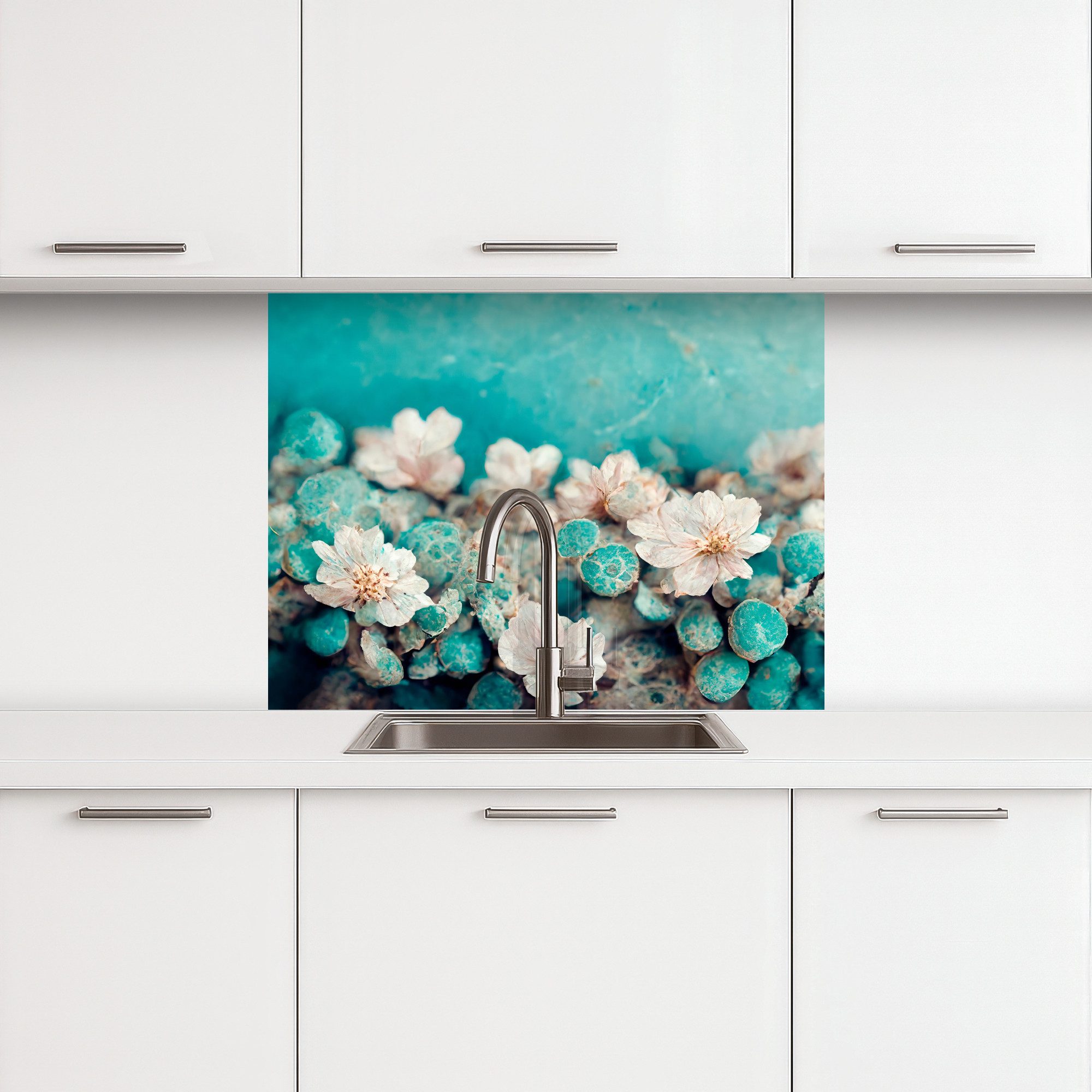 KitchenYeah Küchenrückwand selbstklebend Blumen - Blau - Natur - Weiß, (1-tlg), Spritzschutz, Küche, Rückwand, Küchenwand, Küchenfront, 80x60 cm