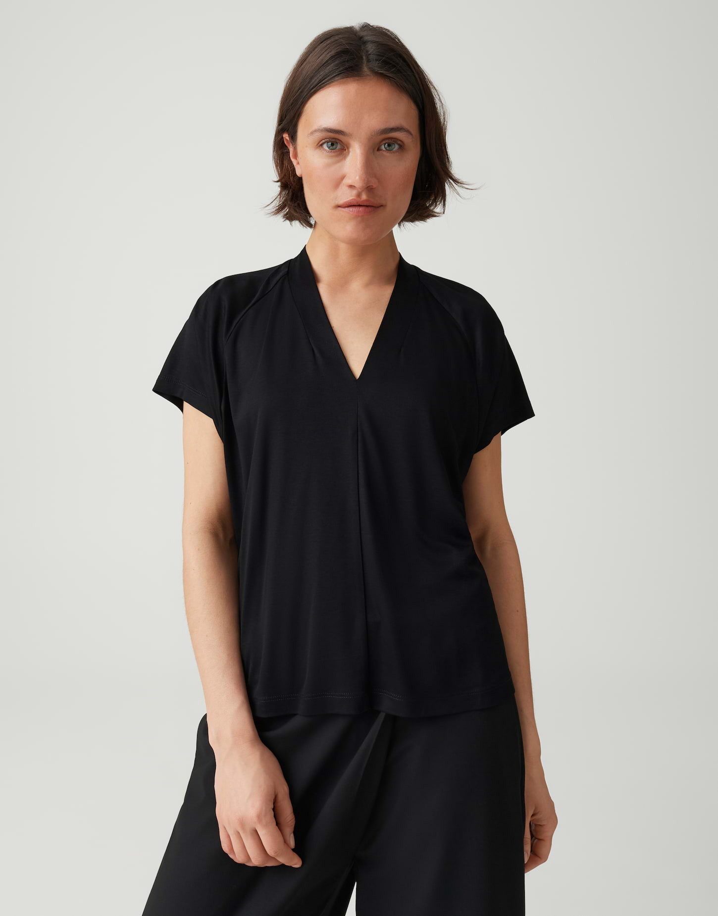 OPUS Kurzarmshirt mit V-Ausschnitt Kellerfalte im Rücken als feminines Detail