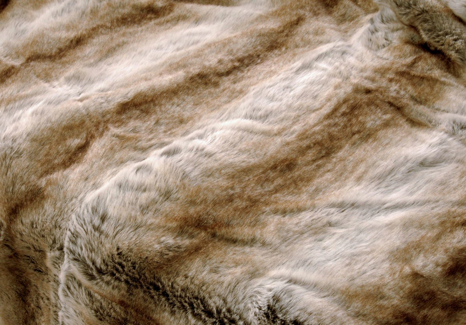 Wohndecke Felldecke (Kunstfell) Kuscheldecke Tagesdecke "Wolf hell gestreift", Wohnen und Accessoires GmbH & Co. KG, Felloptik