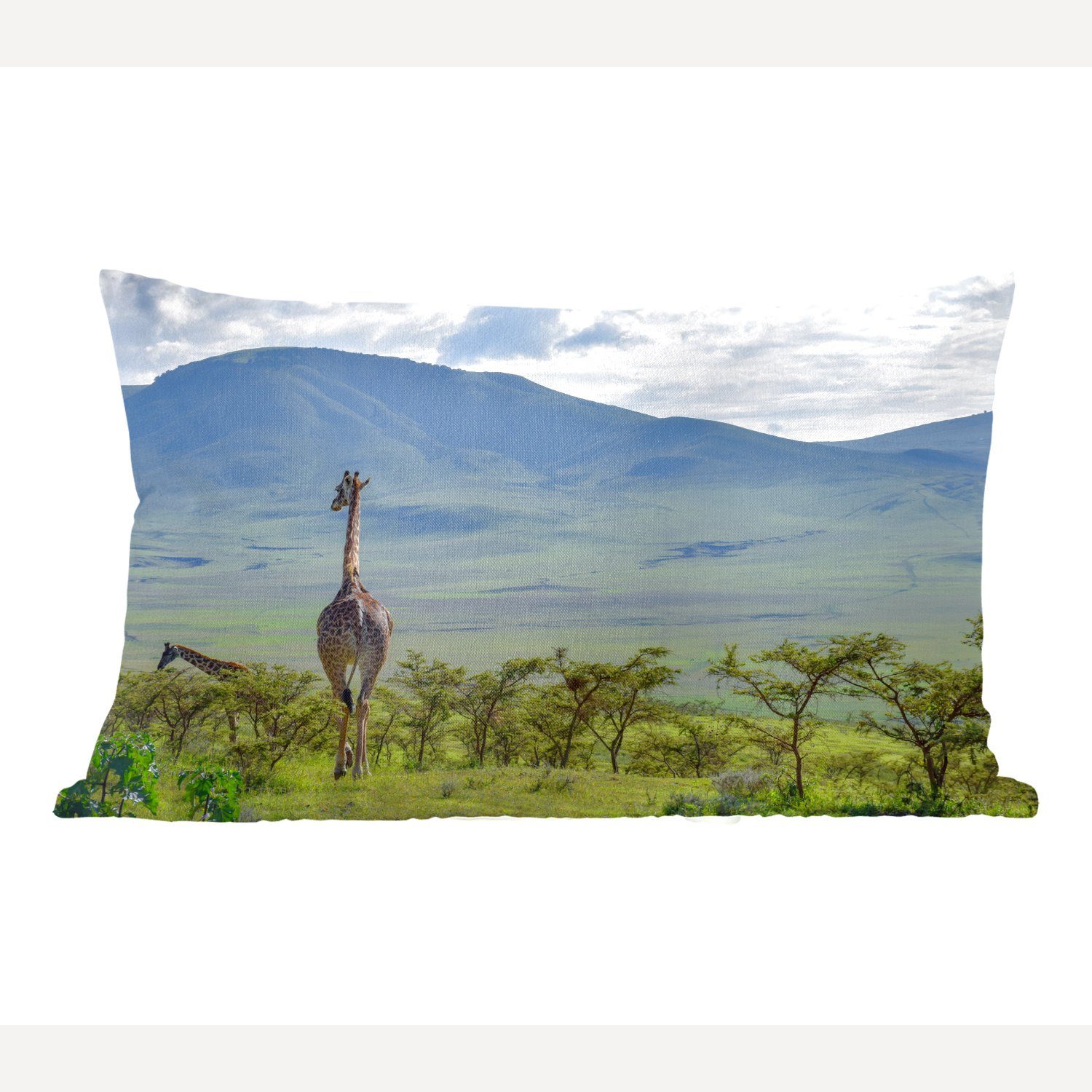 MuchoWow Dekokissen Giraffen zwischen den Bäumen im Ngorongoro-Krater, Wohzimmer Dekoration, Zierkissen, Dekokissen mit Füllung, Schlafzimmer