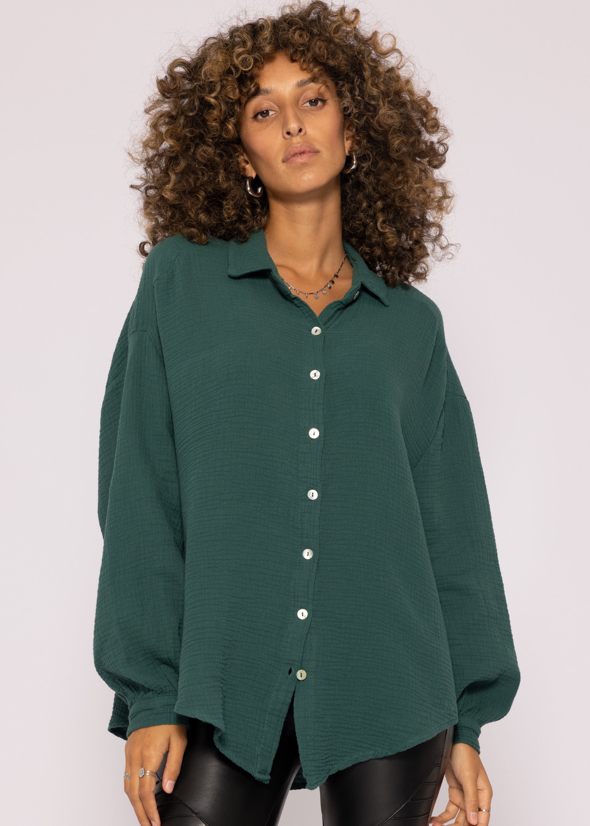 SASSYCLASSY Longbluse Oversize Musselin Bluse mit Damen Dunkelgrün Size Hemdbluse Langarm One Baumwolle (Gr. 36-48) aus lang V-Ausschnitt