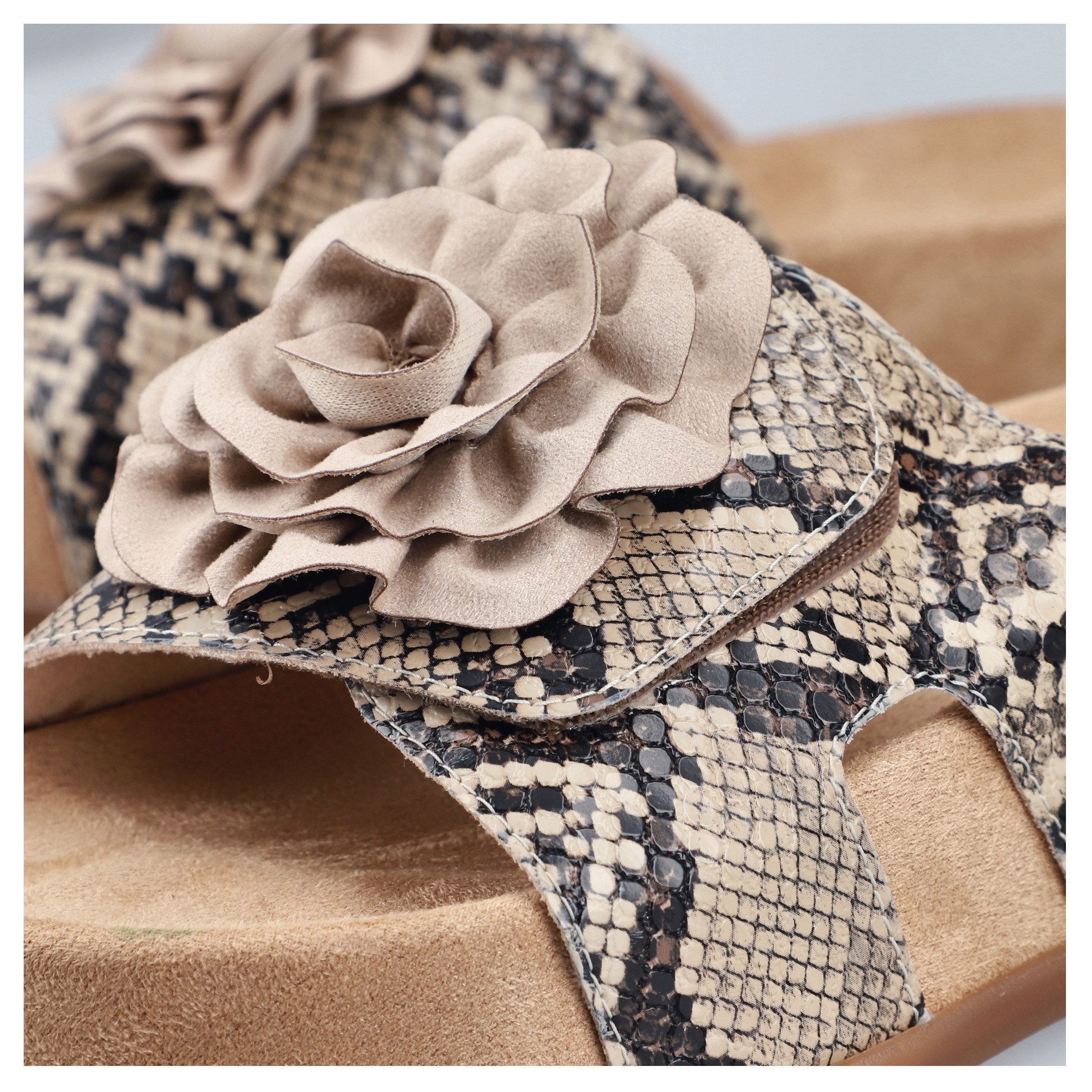 Rieker Pantolette Sommerschuh, Urlaubsschuh, Strandschuh mit Blüte