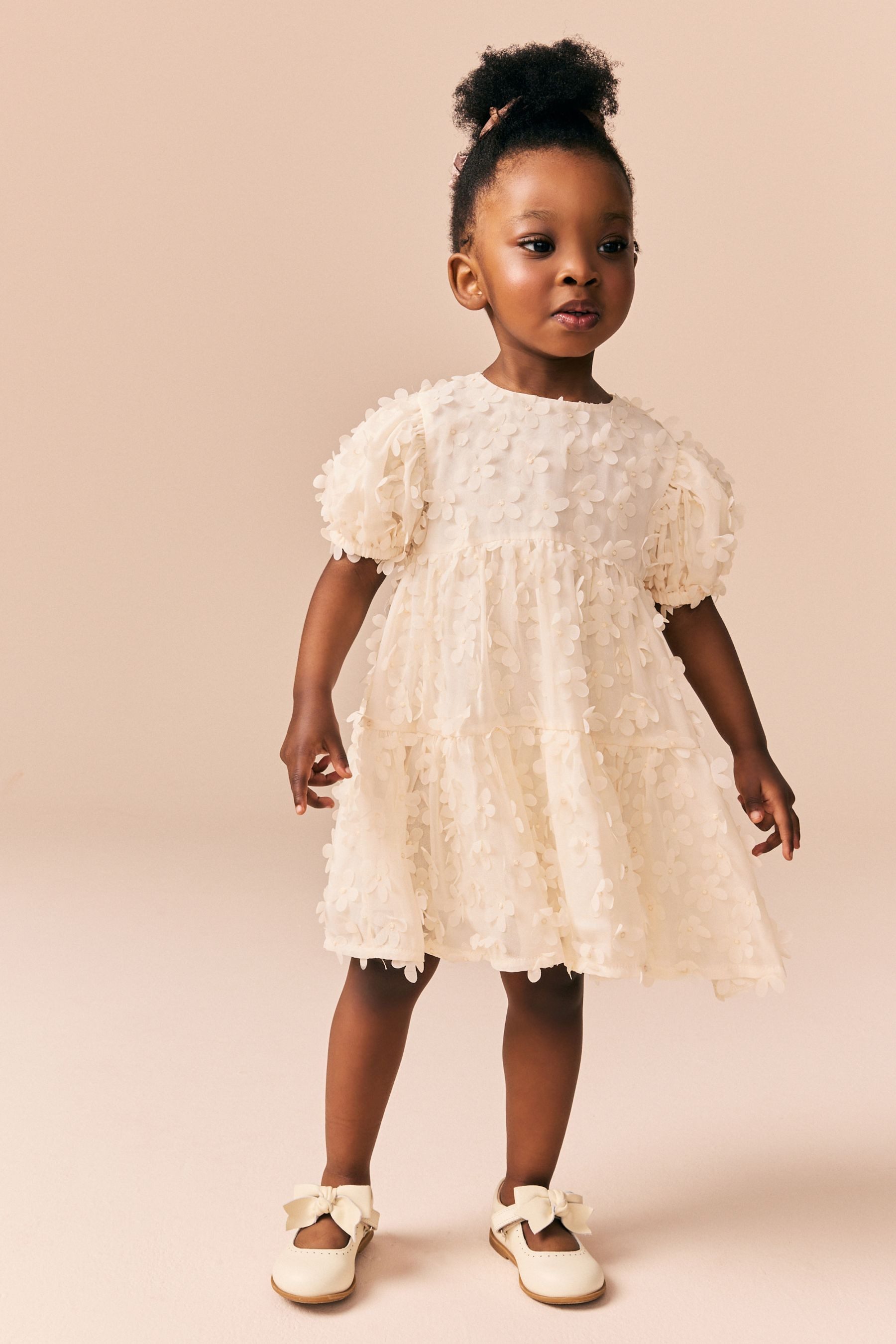 Next Tüllkleid Kurzärmeliges Kleid mit 3D-Blumendetails (1-tlg)