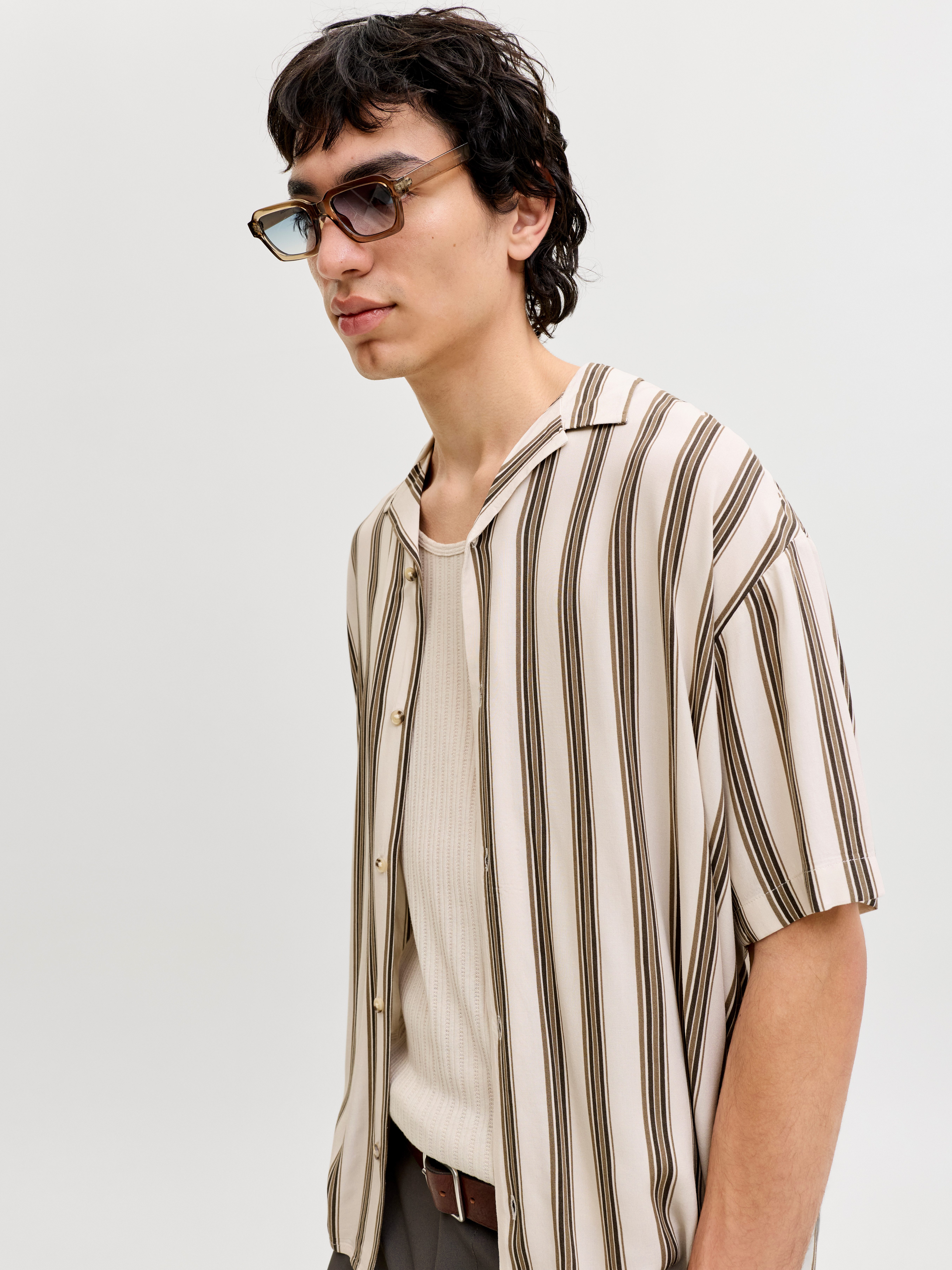 Jack & Jones Kurzarmhemd JJEJEFF RESORT STRIPE SHIRT S/S SN Viskose, loose fit