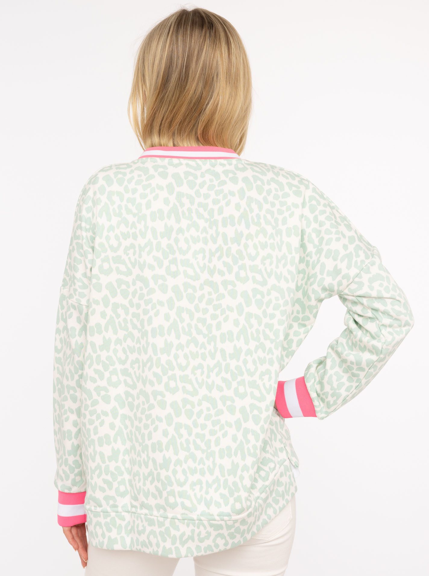 Zwillingsherz Sweatshirt "Leo Pastell" mit V-Ausschnitt, gestreiften Bündchen und WILD Applikation