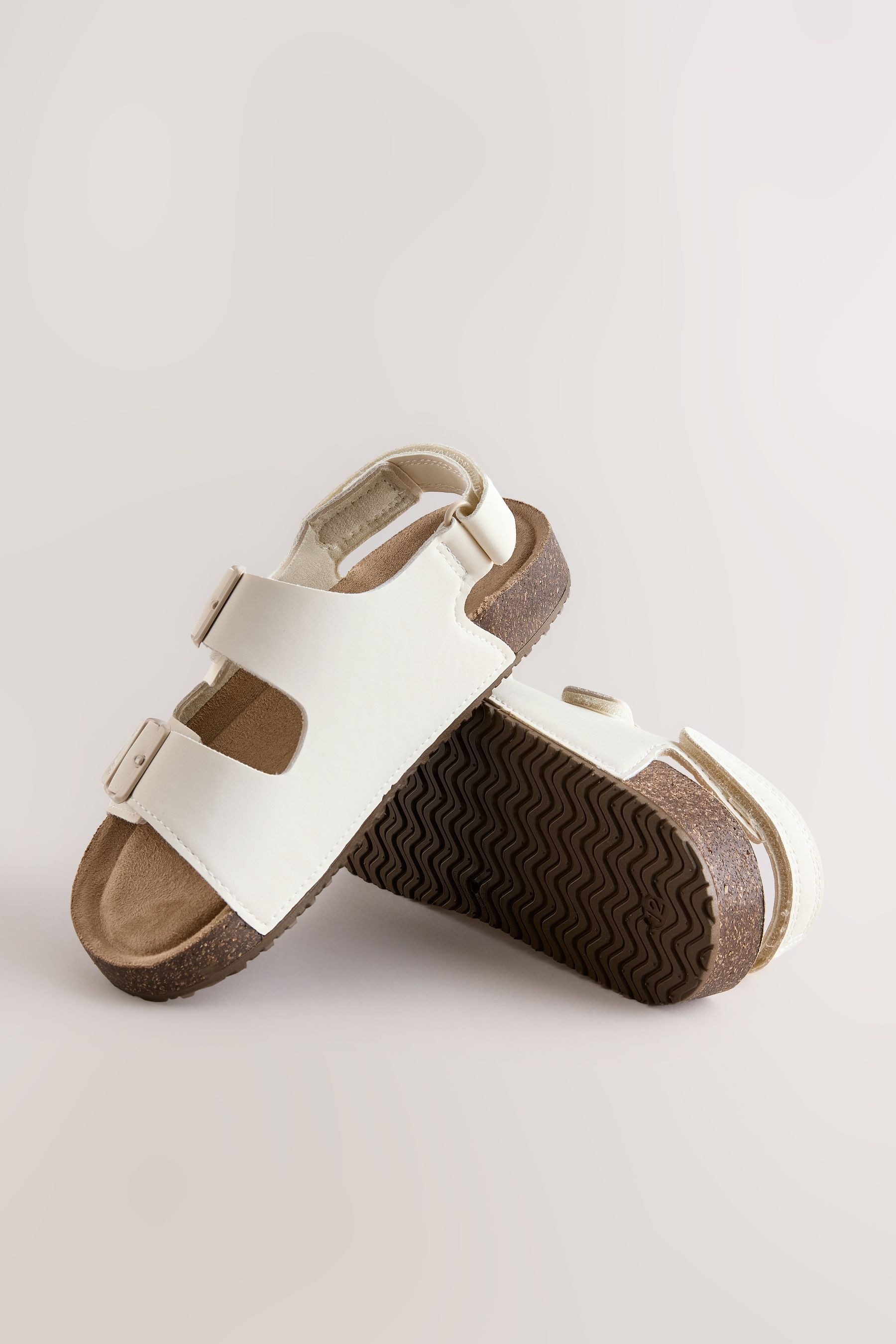 Next Sandale mit Doppelschnalle + gepolstertem Fußbett Sandale (1-tlg)