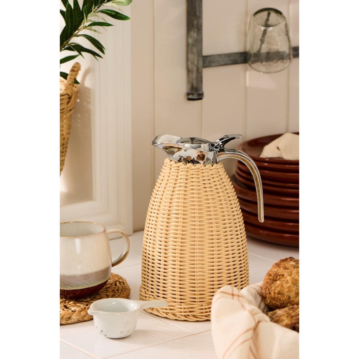 Ib Laursen Thermoflasche Thermoskanne 1,5 L, Isolierfunktion, skandinavisches Design mit Rattan