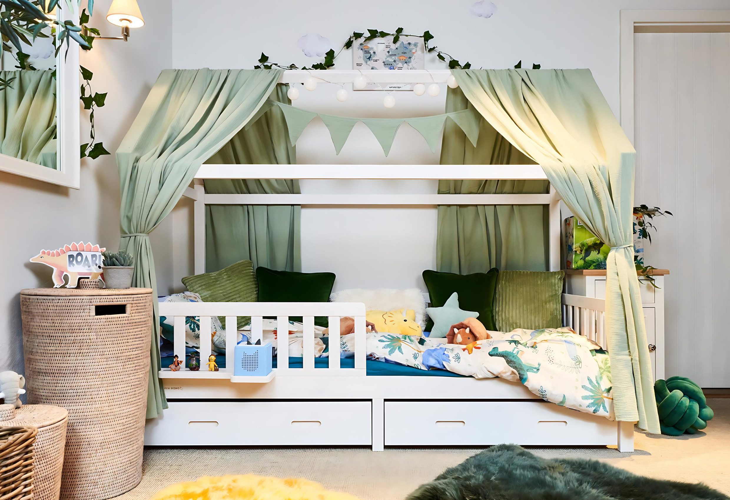 Alavya Home® Hausbett CLOUD I KOMPLETT SET (4er-Set I inklusive Rausfallschutz und Lattenrost I Kinderbett FSC zertifizierter Kinderhausbett Jugendbett skandinavischen still, Schubladen + Matratze + Buchablage + Magnetische Toniebox Regal), für Mädchen und Jungen aus massivem Kiefernholz