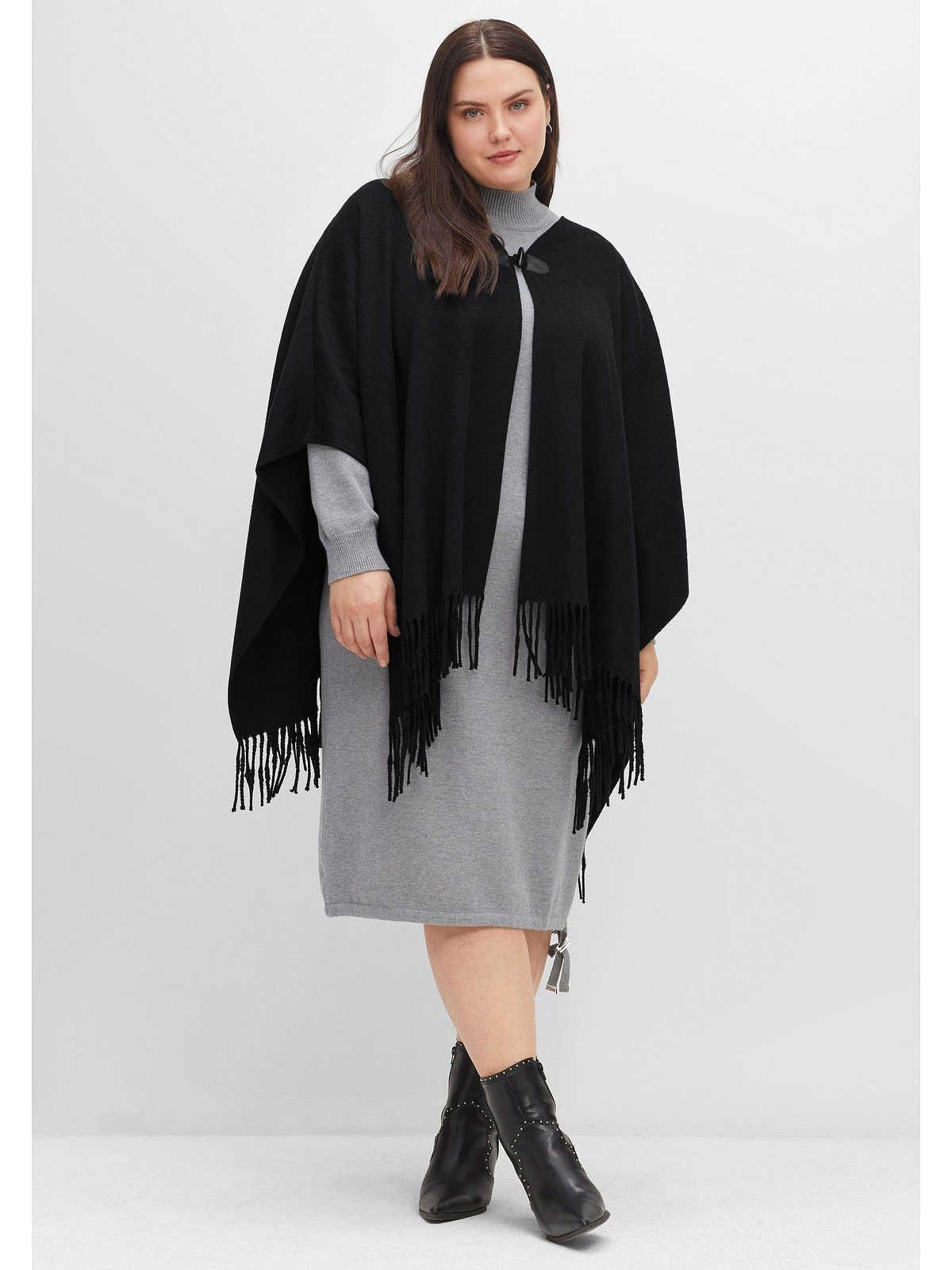 im Größen Cardigan Sheego Knebelverschluss Große mit und Fransen Cape-Stil,