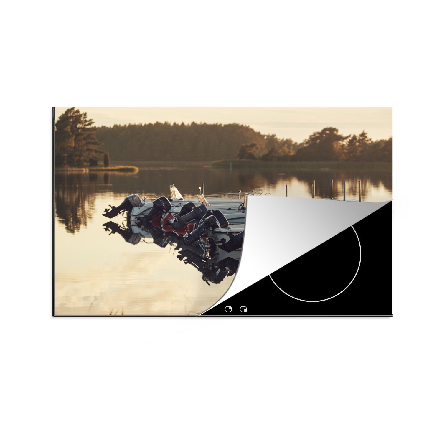 MuchoWow Herdblende-/Abdeckplatte Auf einem See vertäute Motorboote, Vinyl, (1 tlg), 81x52 cm, Induktionskochfeld Schutz für die küche, Ceranfeldabdeckung