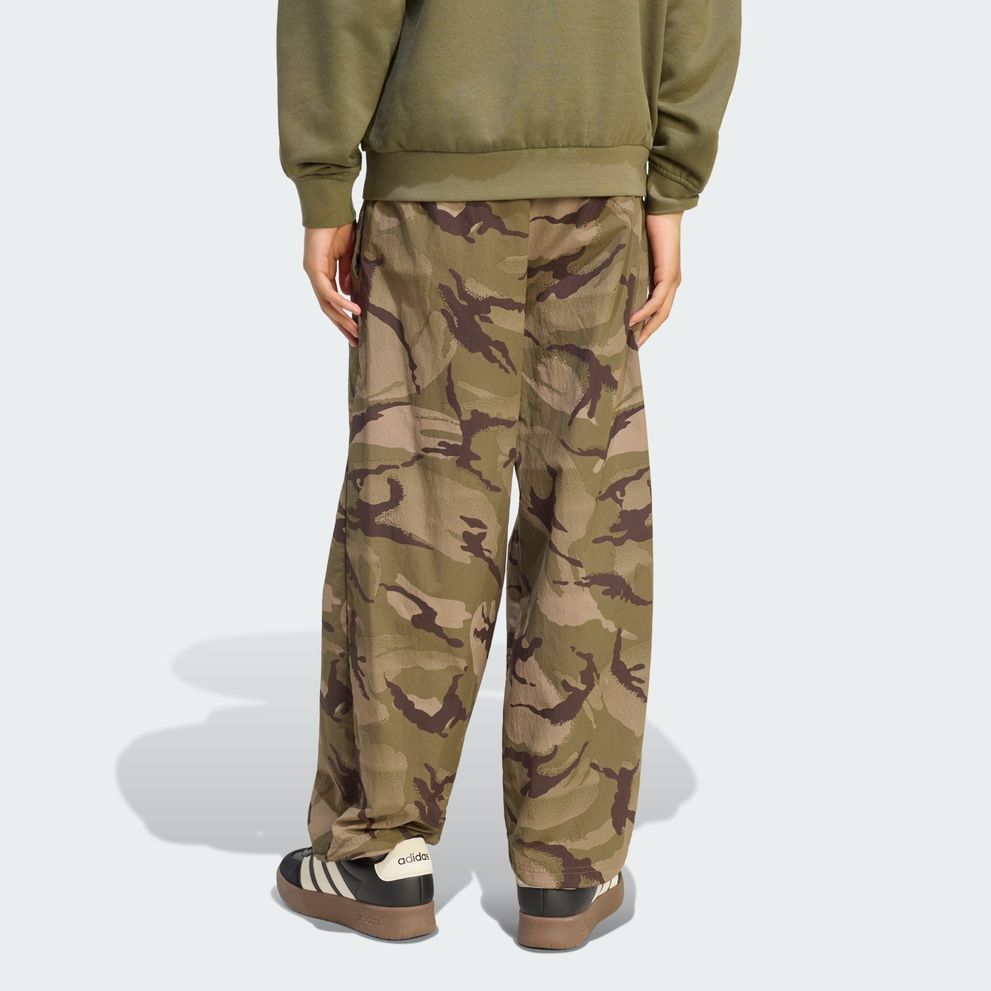 adidas Sportswear Jogginghose SEASONAL ESSENTIALS PARACHUTE-HOSE, GEWEBT, CAMO (1-tlg)