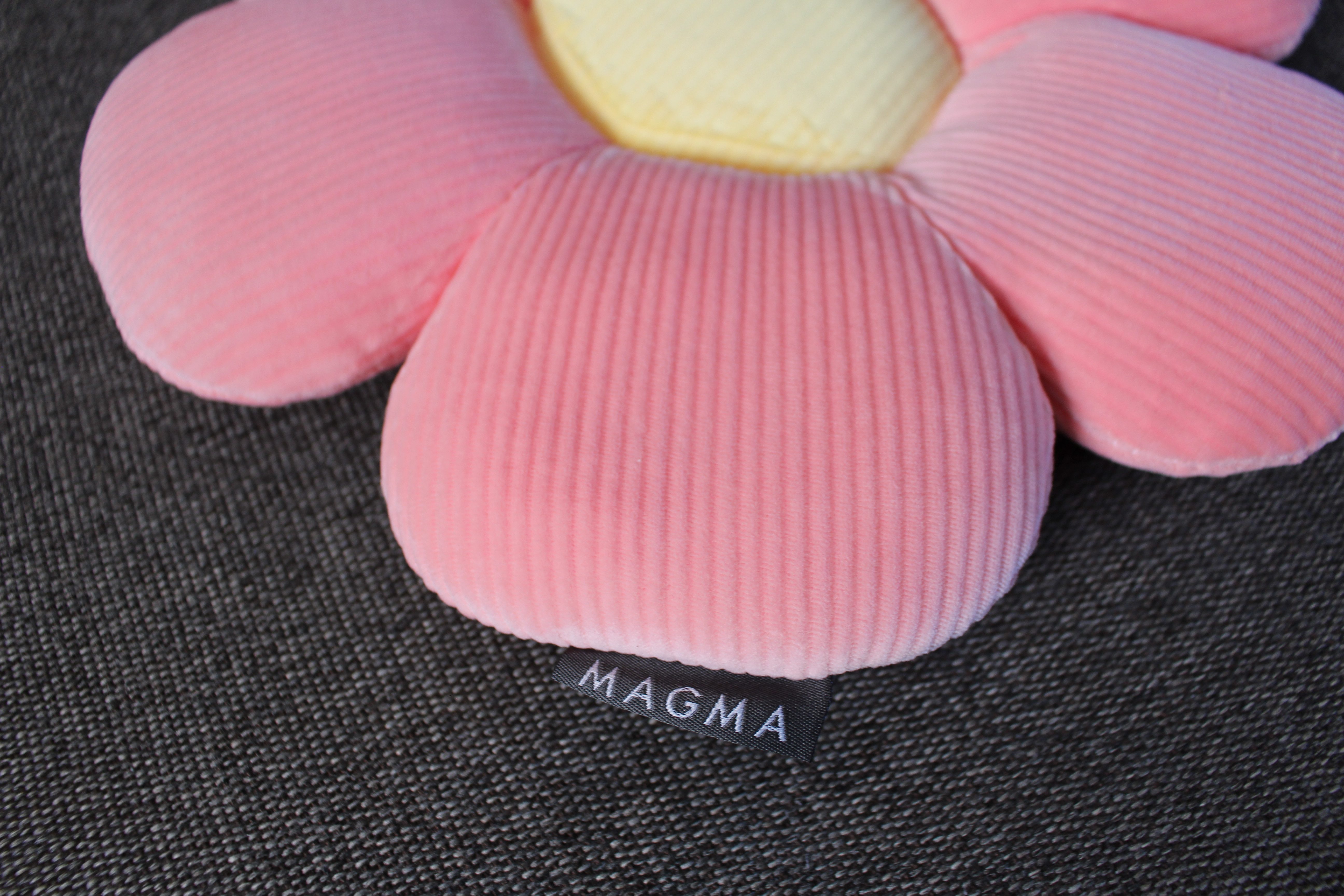 Magma Heimtex Dekokissen Formkissen Blume Minnie Cordsamt, gefüllt frische Farben leicht