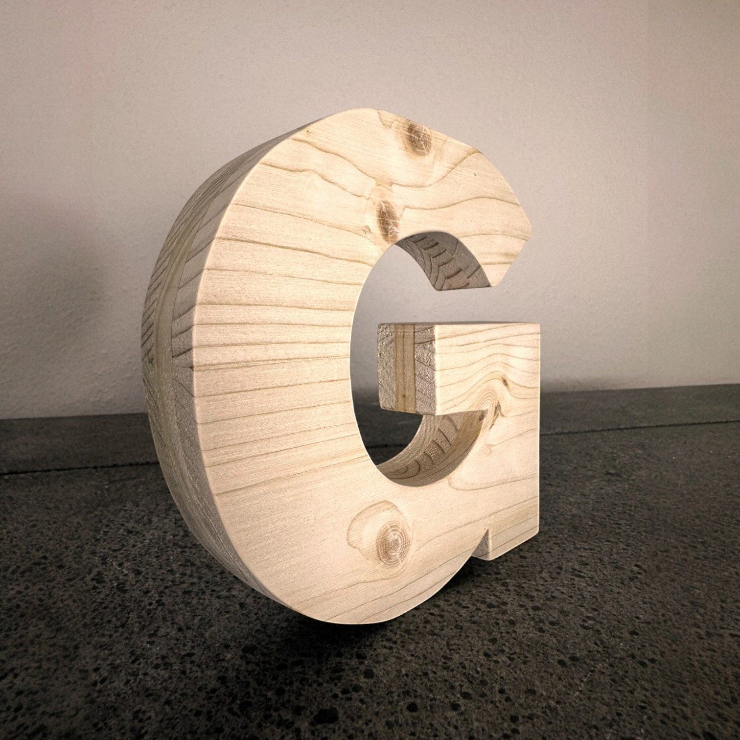 Zayno Deko-Buchstaben Holzbuchstabe "G" aus massivem Fichtenholz (Packung, 1 St., Fördert das Kennenlernen des Alphabetes), in liebevoller Handarbeit aus hochwertigem Fichtenholz gefertigt.