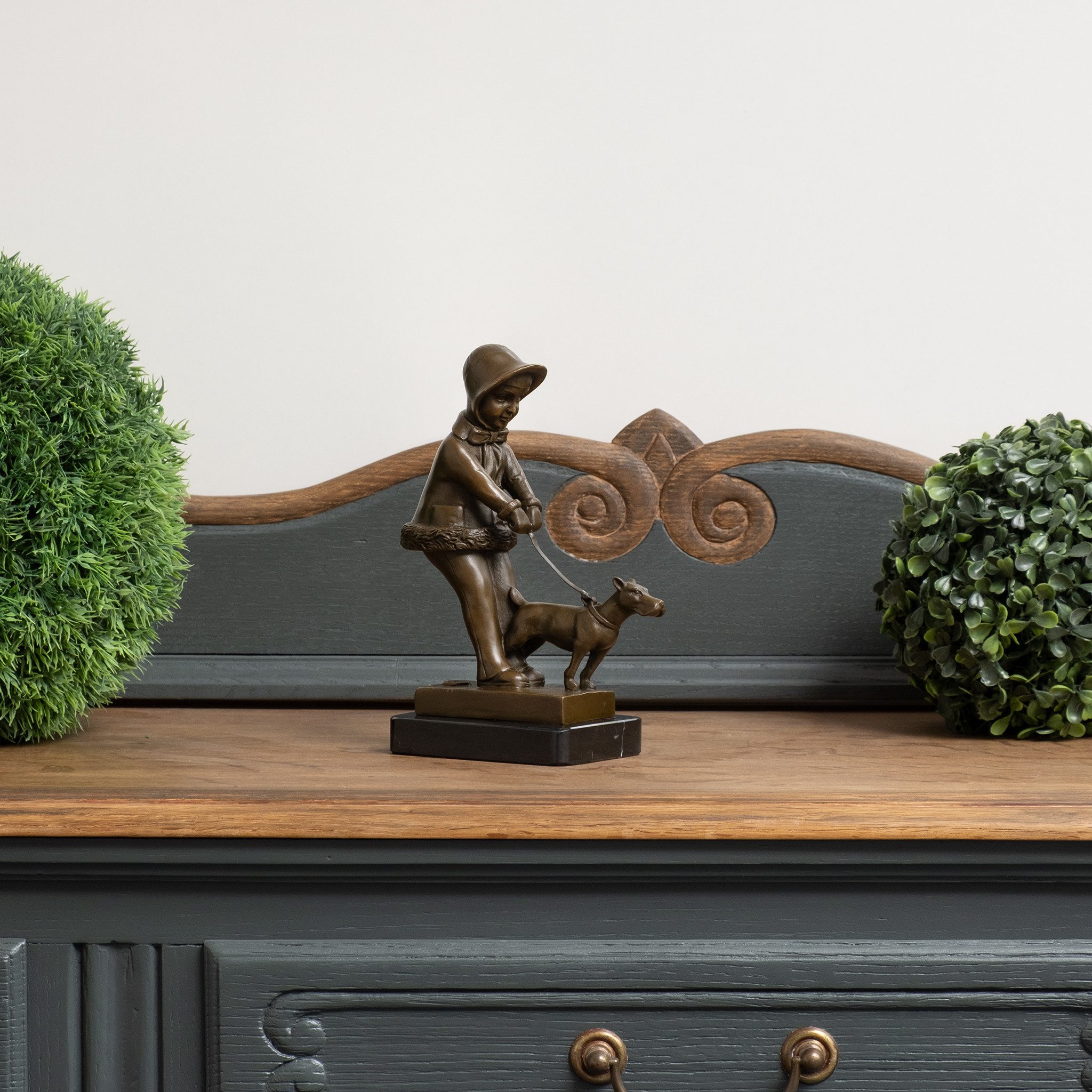 Moritz Skulptur Art Deco Kind mit Hund