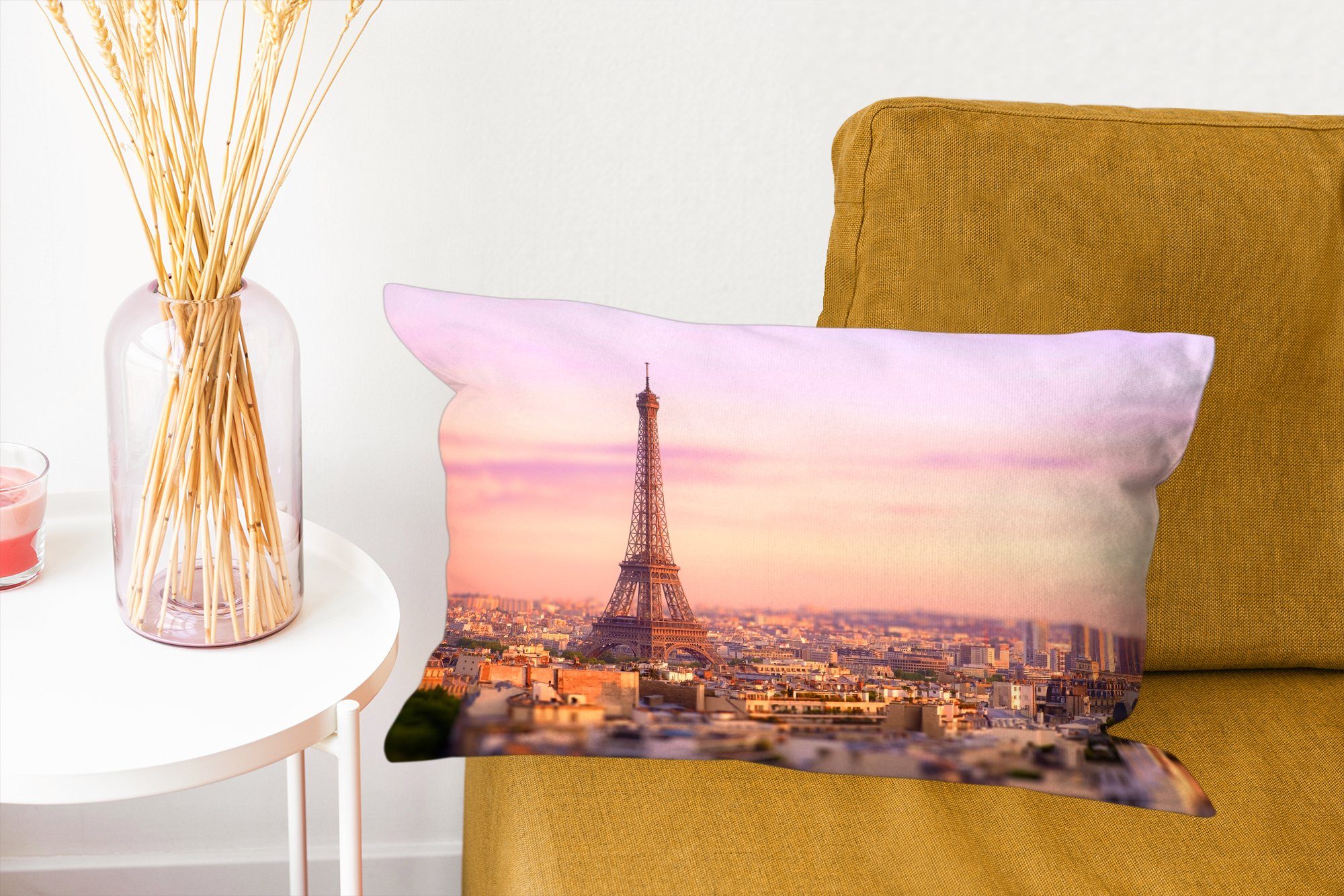 dem Füllung, Dekokissen Paris über aufragenden MuchoWow mit Blick Wohzimmer Dekoration, Eiffelturm, Zierkissen, darüber Dekokissen mit Schlafzimmer
