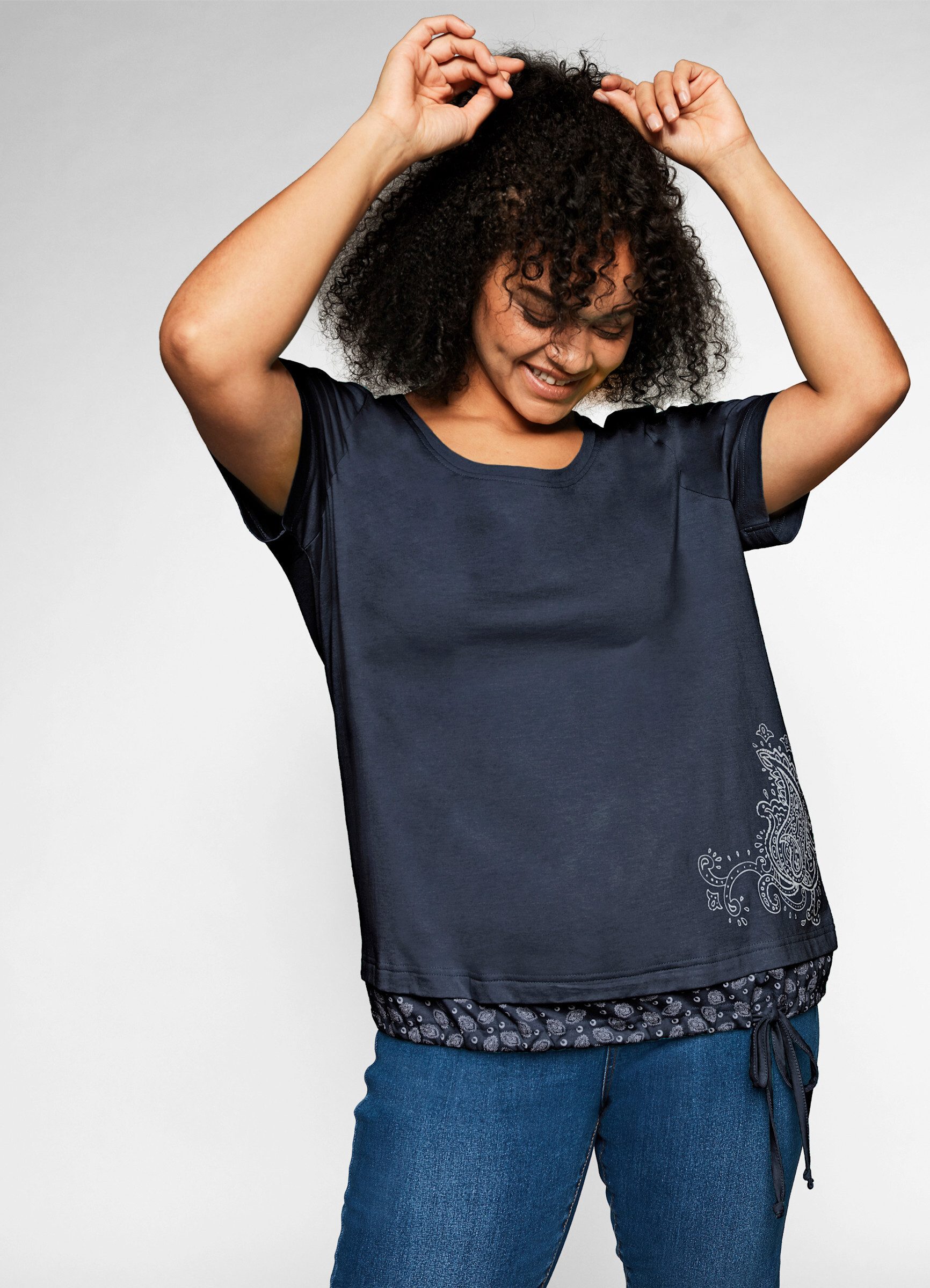 Sheego T-Shirt T-Shirt Kurzarm in 2-in-1-Optik mit Print und Tunnelzug günstig online kaufen