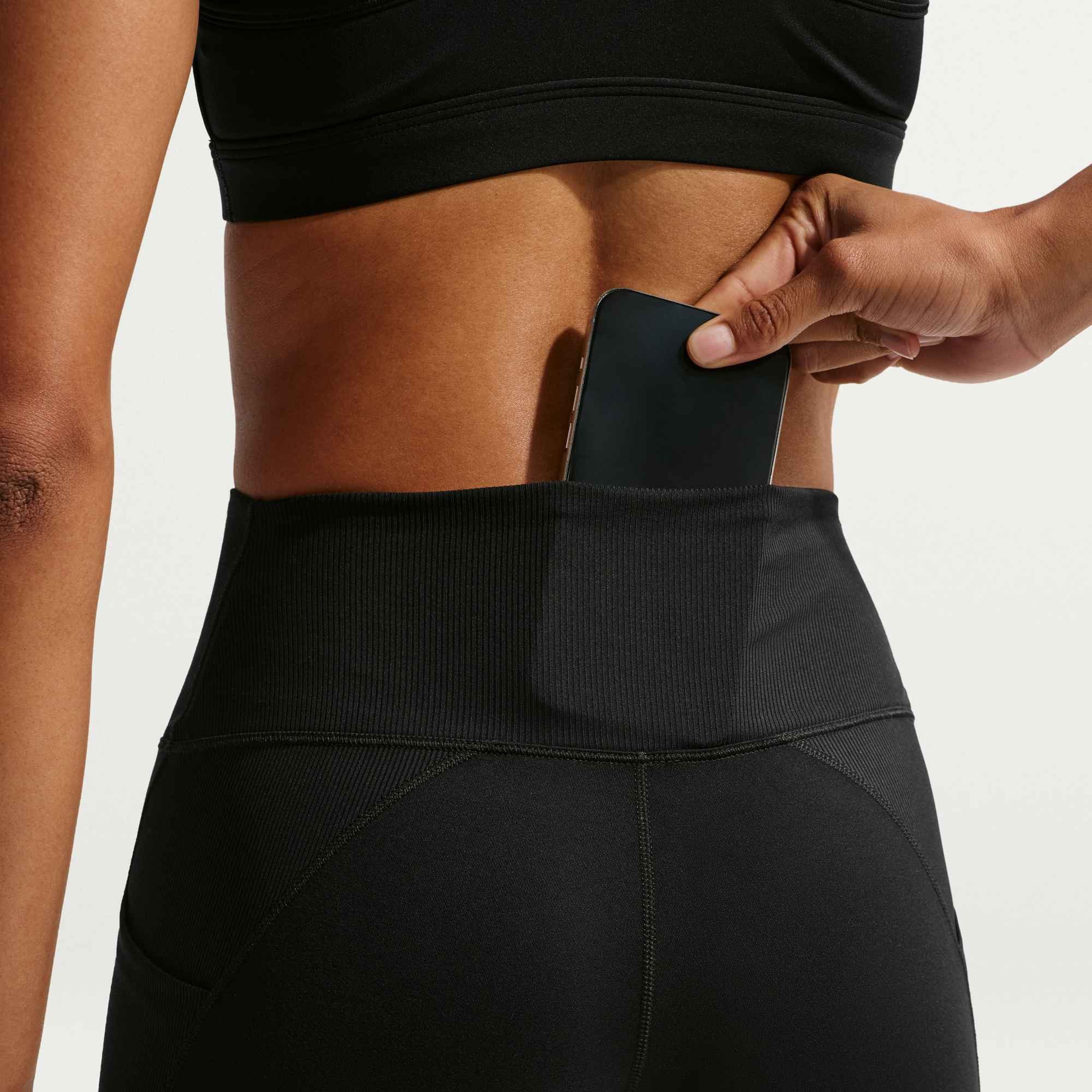 Nike Trainingsshorts W NK DF ONE HR 5IN SHORT B mit Dri-FIT-Technologie, schnell trocknendes Material