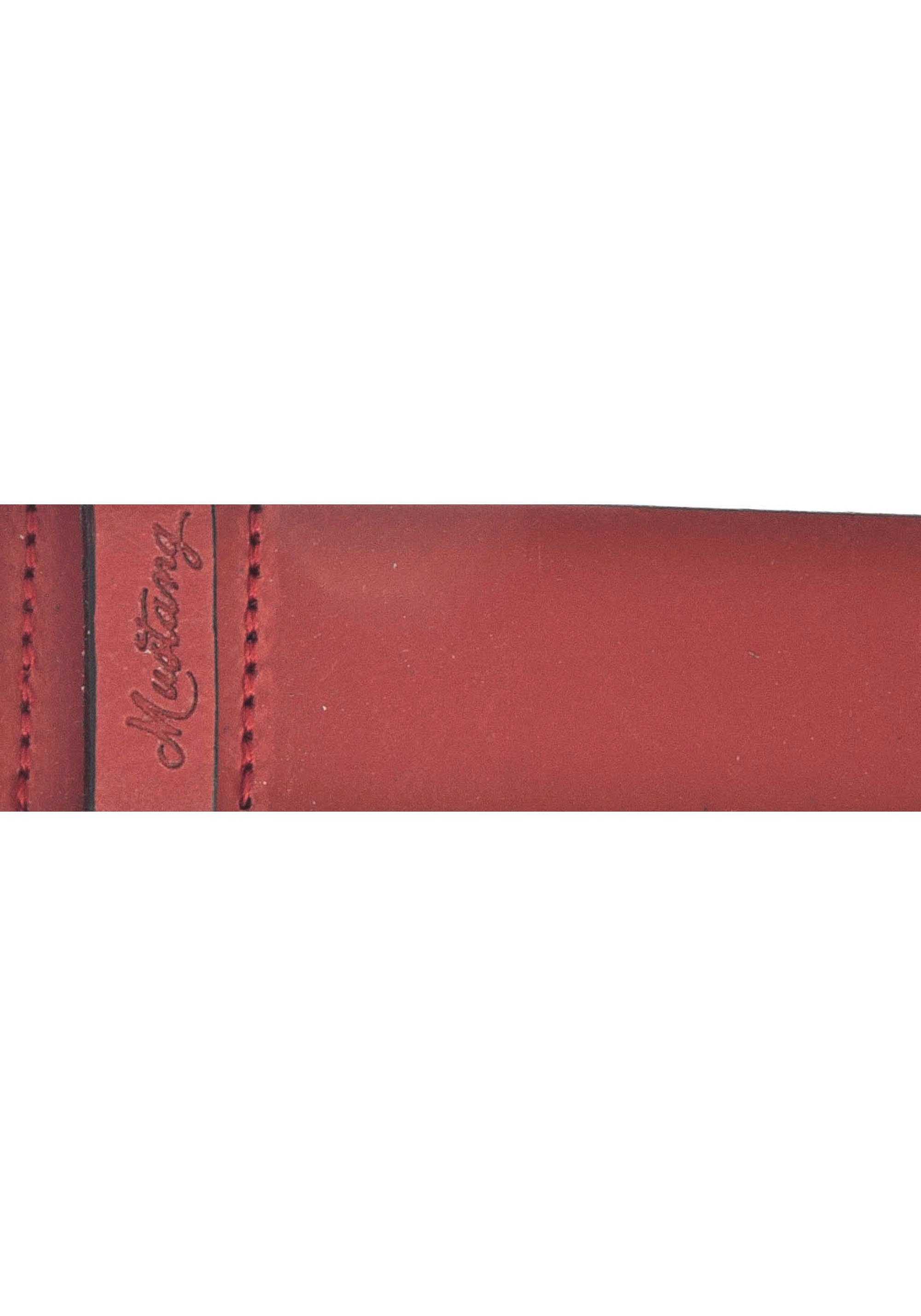 Schlaufe geprägtem Ledergürtel auf MUSTANG mit rot der MUSTANG-Logo
