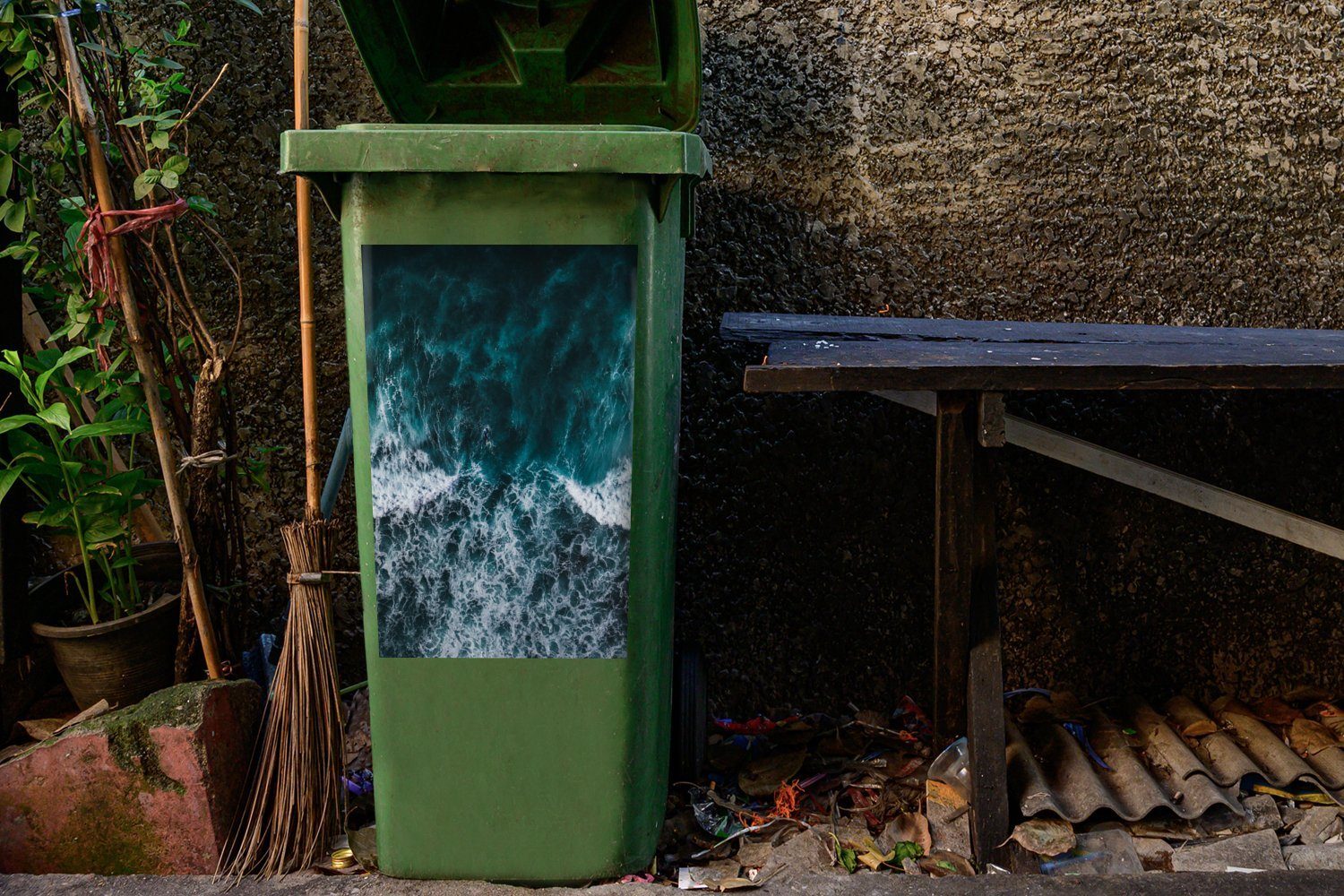 der Wandsticker Sticker, Container, aus Abfalbehälter St), auf dem (1 MuchoWow Surfer Vogelperspektive Mülleimer-aufkleber, Mülltonne, Wasser