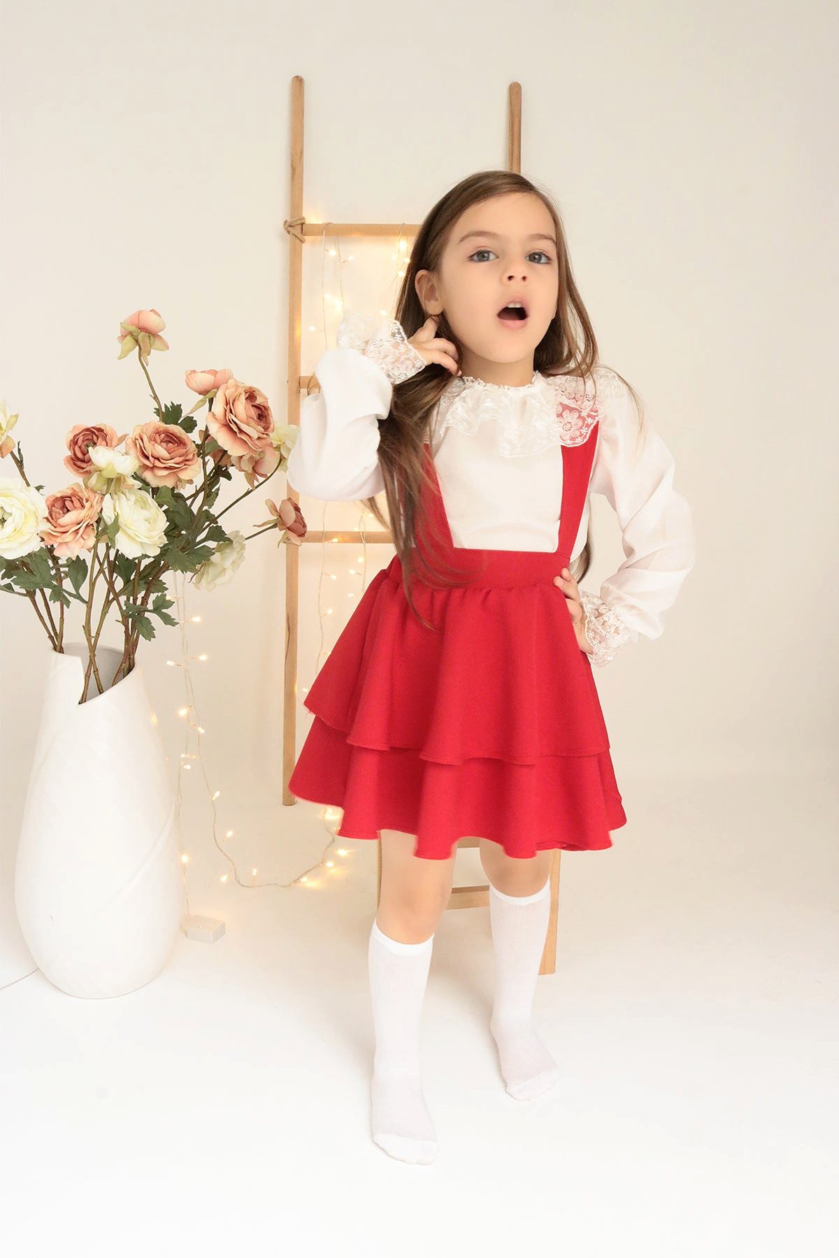 Shirt & Rock Rotes Kleid mit Trägern und weiße langarm Bluse mit Spitzendetails