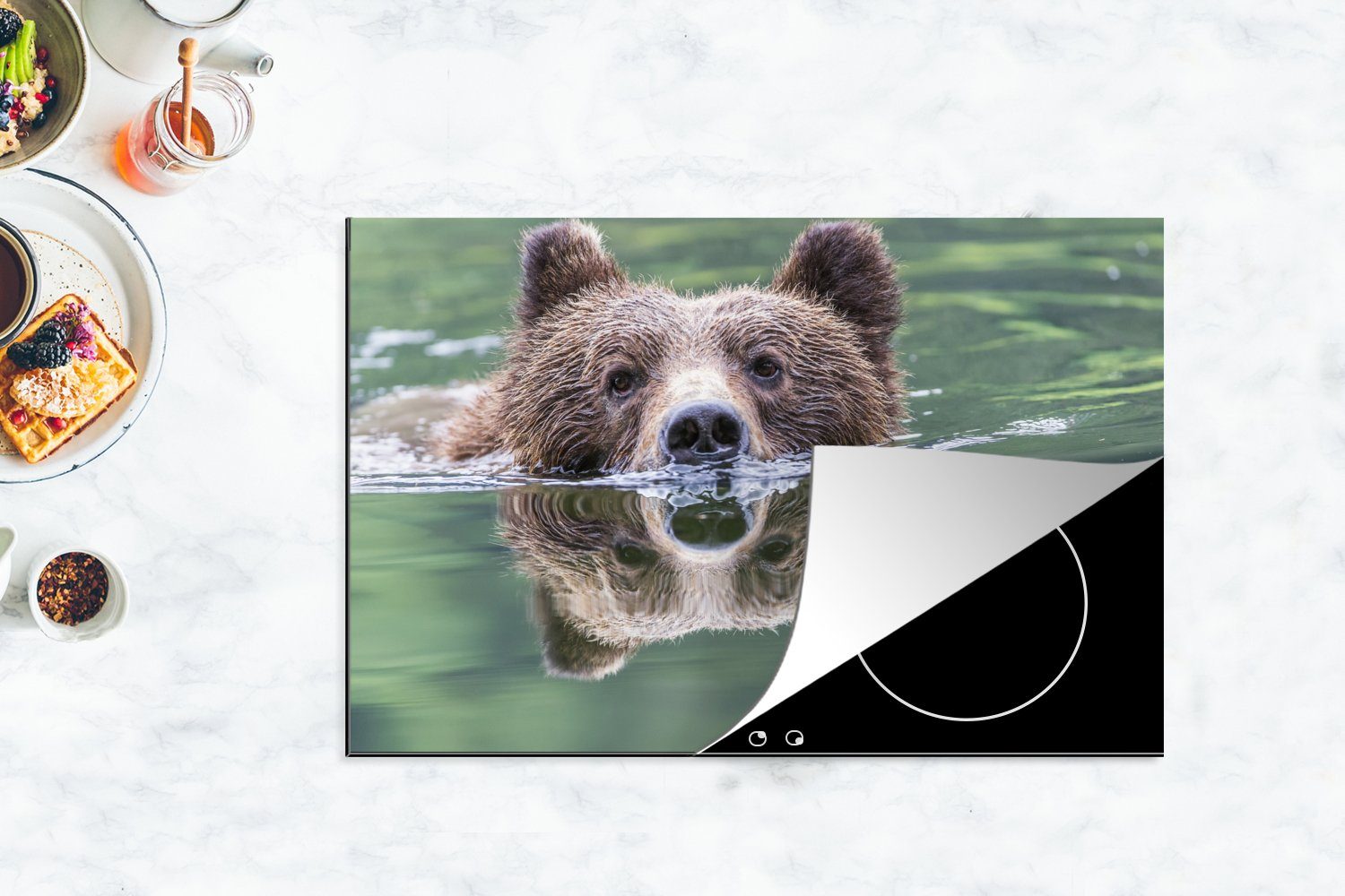 Wasser Herdblende-/Abdeckplatte MuchoWow - 81x52 Grizzlybär cm, für Schutz küche, (1 Spiegelung, die Induktionskochfeld tlg), Vinyl, Ceranfeldabdeckung -