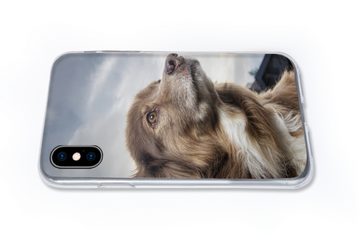 MuchoWow Handyhülle Starrender Hund, Handyhülle Apple iPhone Xs, Smartphone-Bumper, Print, Handy