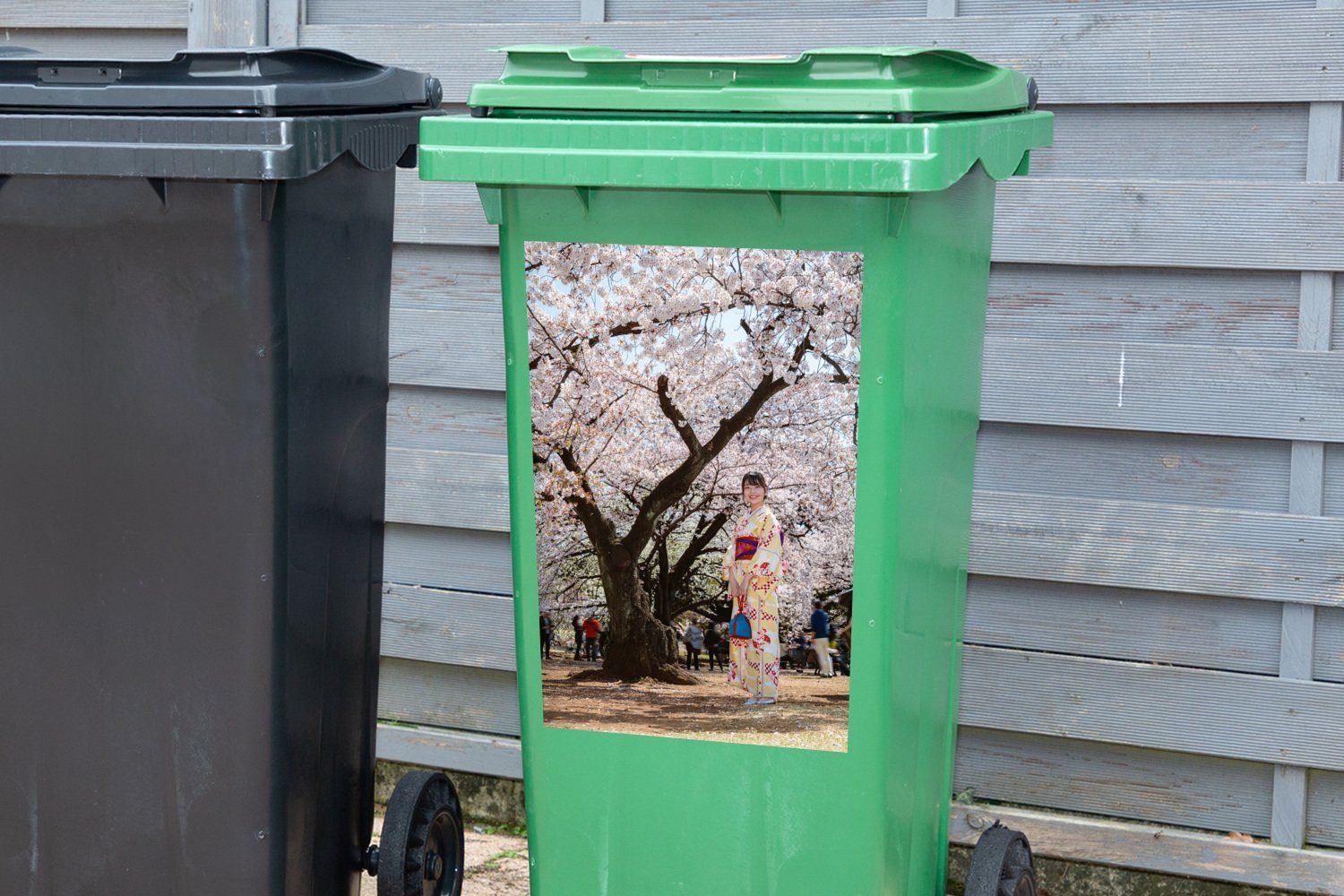 MuchoWow Wandsticker Japanische steht einen Mülleimer-aufkleber, Abfalbehälter Mülltonne, und Frau Container, St), trägt Sticker, unter (1 Kirschblütenbaum einem