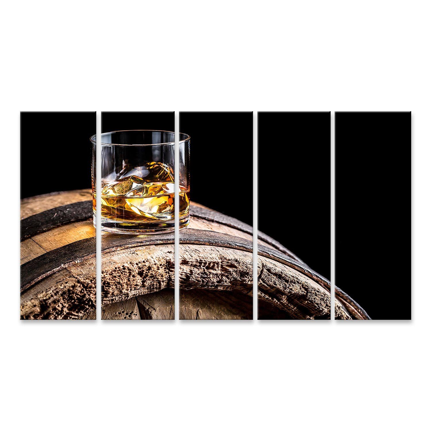 Leinwandbild Bild auf Leinwand Ein Glas Whisky mit Eis auf einem alten Holzfass Wan