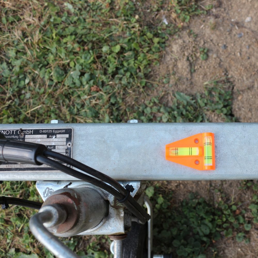 ProPlus Wasserwaage Kreuzwasserwaage klein T-Wasserwaage, (Pyramiden Waage, mit zwei Libellen), für Wohnwagen, Wohnmobil, Haus und Heim