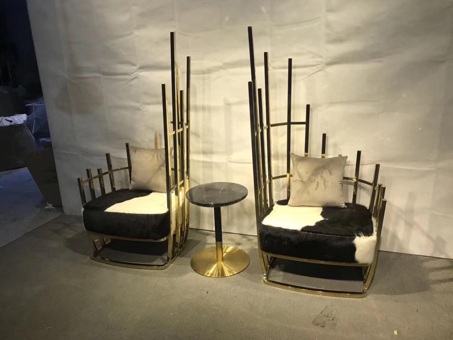 JVmoebel Loungesessel Lounge Sessel mit Fellbezug und Edelstahlfüßen in Gold (Set, 2-St., Lounge Sessel Set Relaxgruppe – Metall Stühle mit Fellbezug), Made in Europa