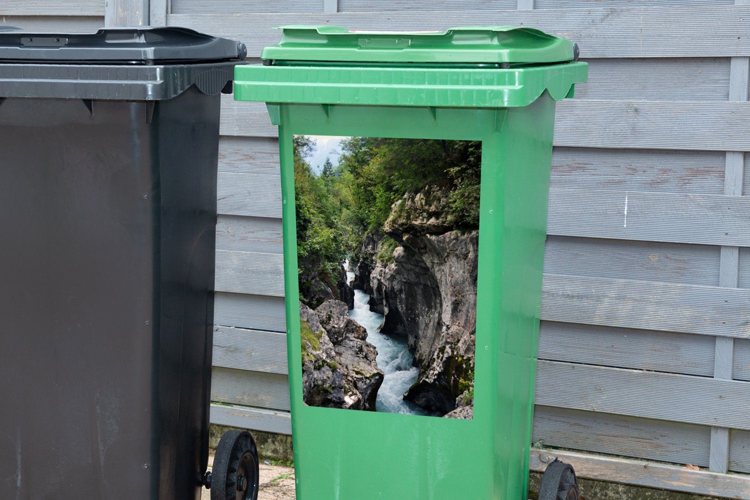 MuchoWow Wandsticker Fluss in Container, St), Abfalbehälter Soca Mülltonne, (1 Triglav-Nationalpark Mülleimer-aufkleber, Slowenien Sticker, im