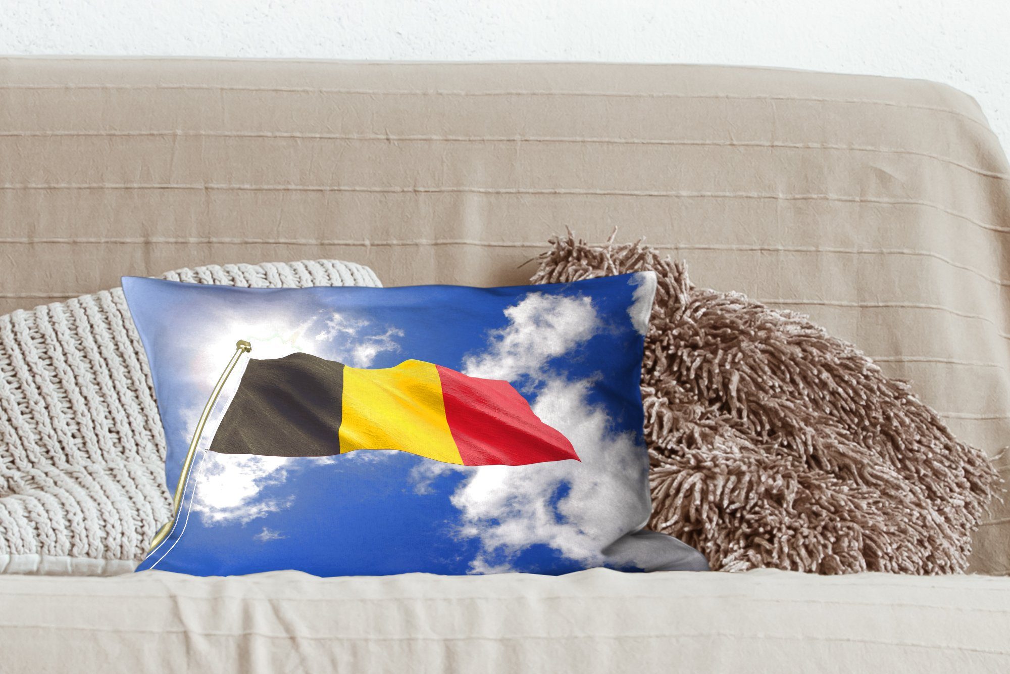 belgische am Füllung, Himmel, Dekokissen Wohzimmer Dekokissen MuchoWow Zierkissen, Dekoration, weht Die mit Flagge Schlafzimmer