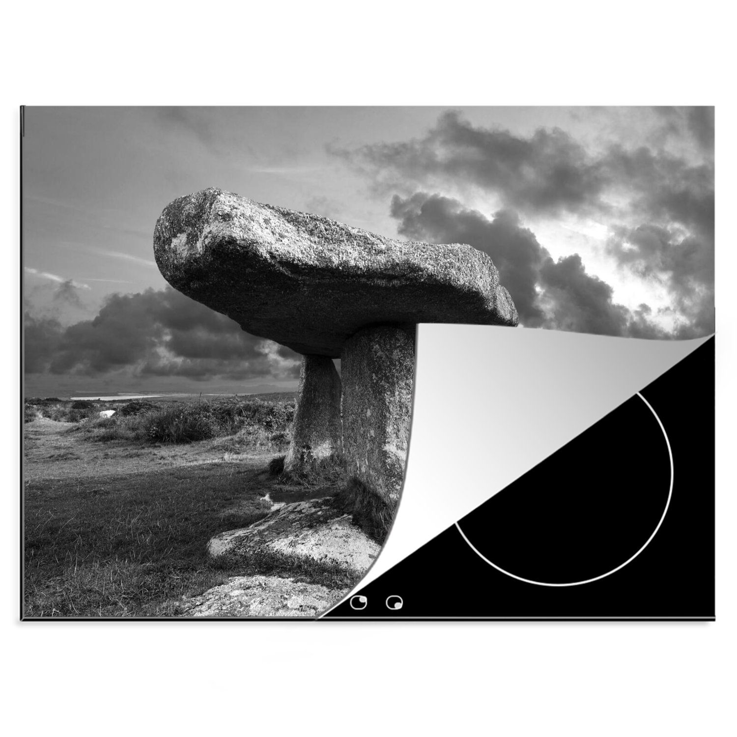 MuchoWow Herdblende-/Abdeckplatte Ein Dolmen in der Nähe von Cornwall, England - schwarz und weiß, Vinyl, (1 tlg), 70x52 cm, Mobile Arbeitsfläche nutzbar, Ceranfeldabdeckung