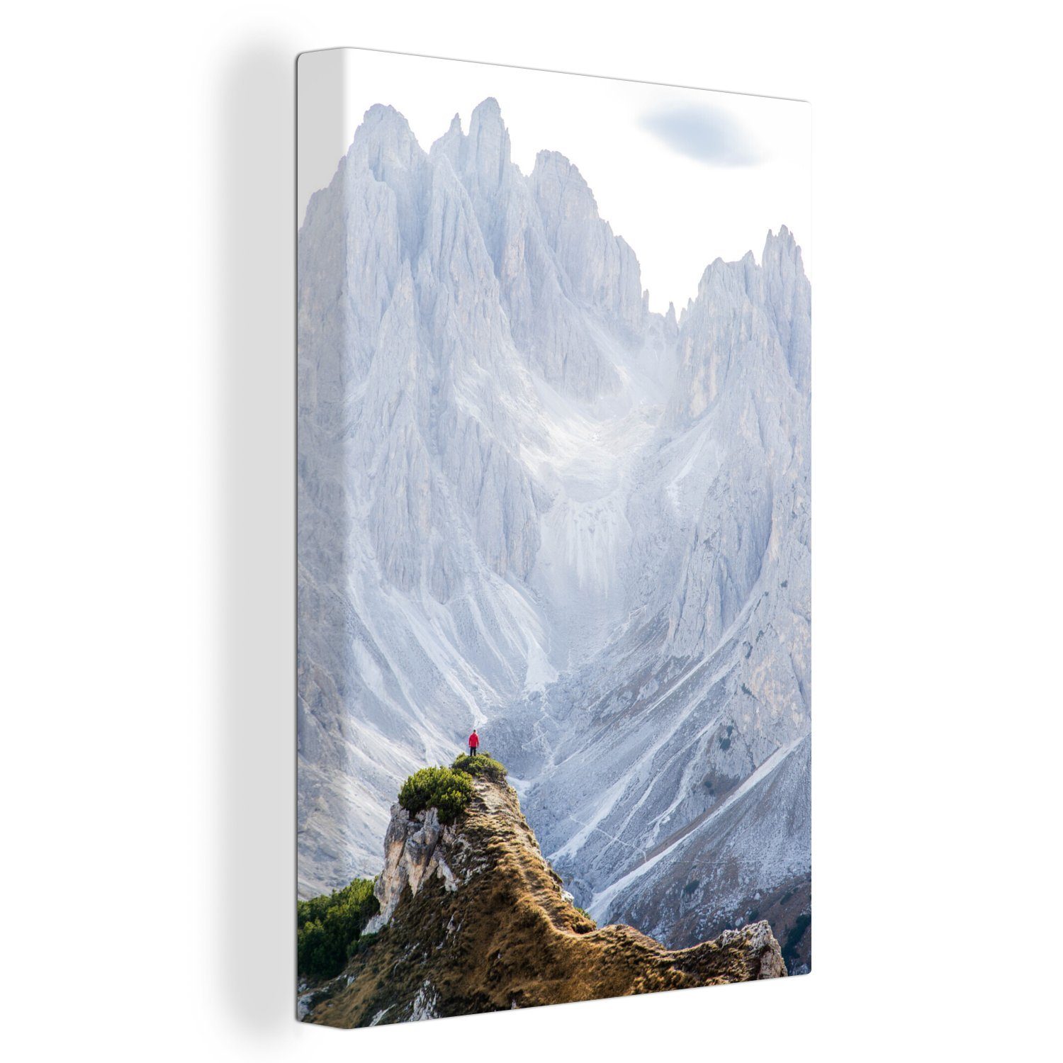 OneMillionCanvasses® Leinwandbild Mann in roter Jacke bewundert die Aussicht auf die Dolomiten, (1 St), Leinwandbild fertig bespannt inkl. Zackenaufhänger, Gemälde, 20x30 cm