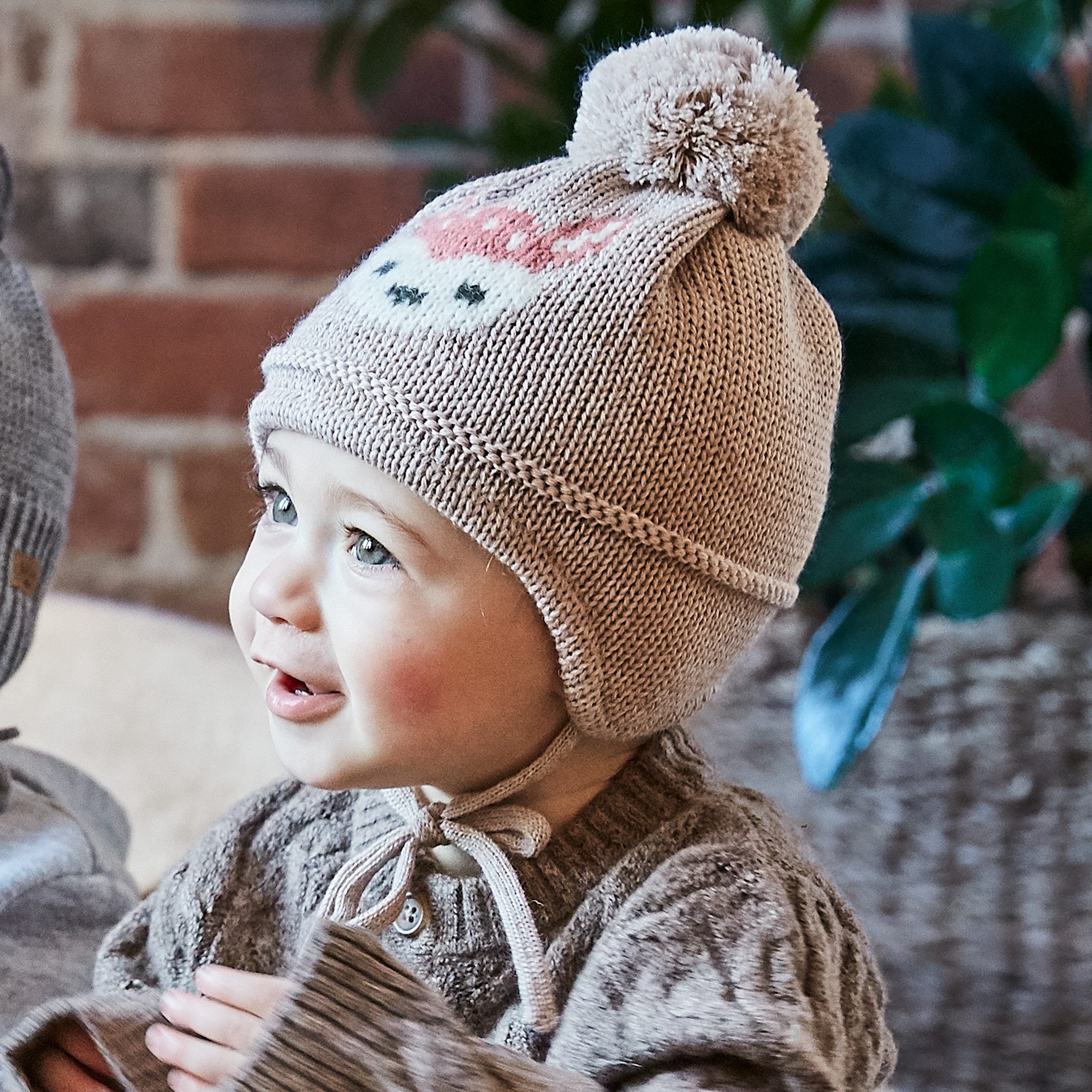 MAXIMO Strickmütze mit Reh Motiv mit Pompon und Bindeband
