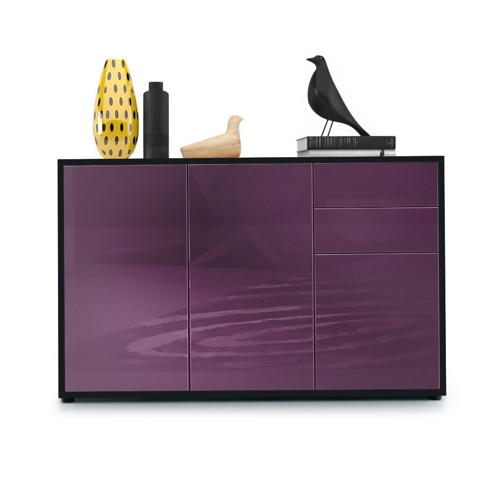 Vladon Kommode Ben V3 (Kommode, mit 3 Türen und 2 Schubladen), Schwarz matt/Brombeer Hochglanz (117 x 74 x 36 cm)