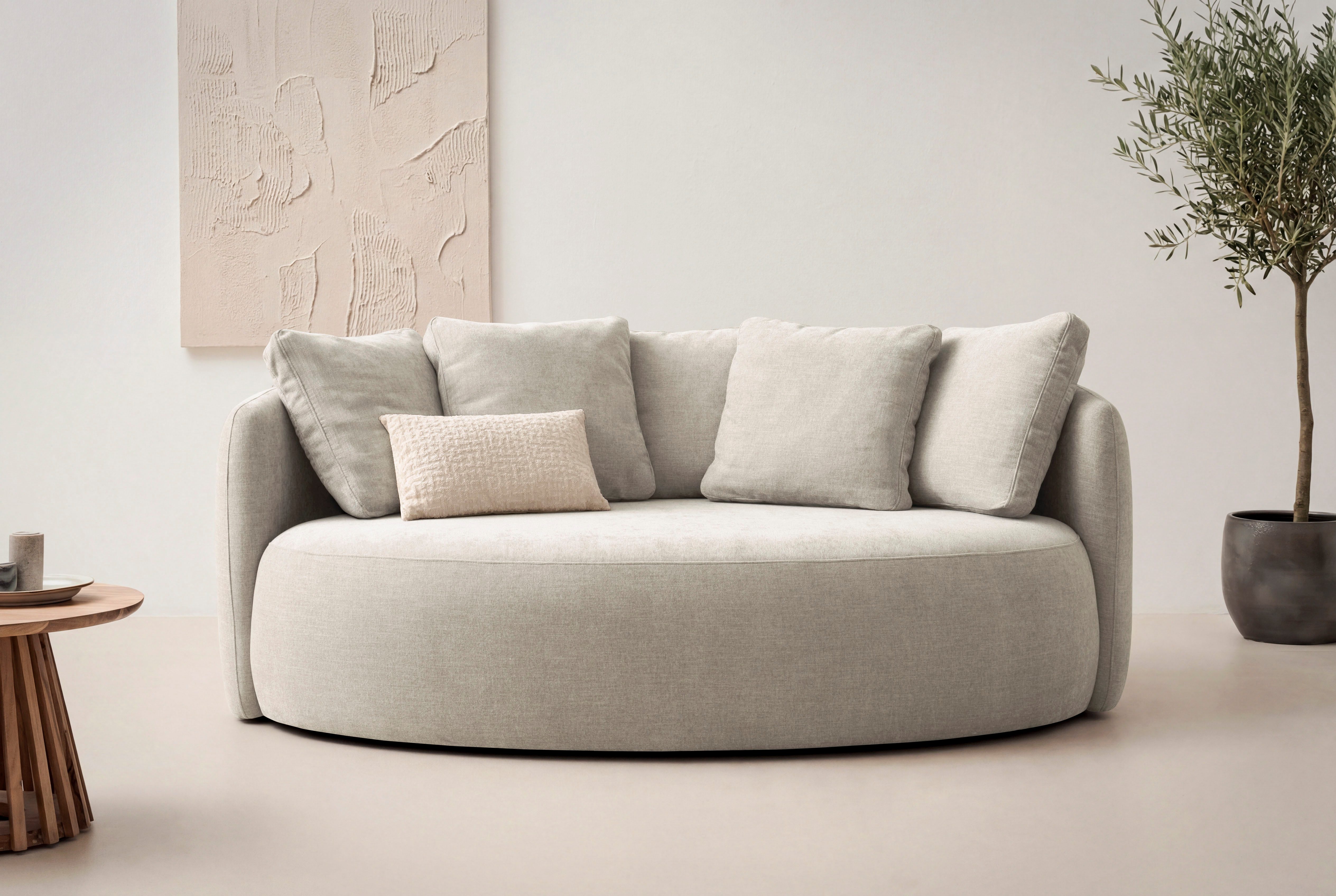 OTTO products 2,5-Sitzer Kaarl, rundes Loungesofa, Sofa mit Kissen, perfekt gepolstert, Webstoff, in fünf Farben, zeitloses Design, inkl. 5 Rückenkissen