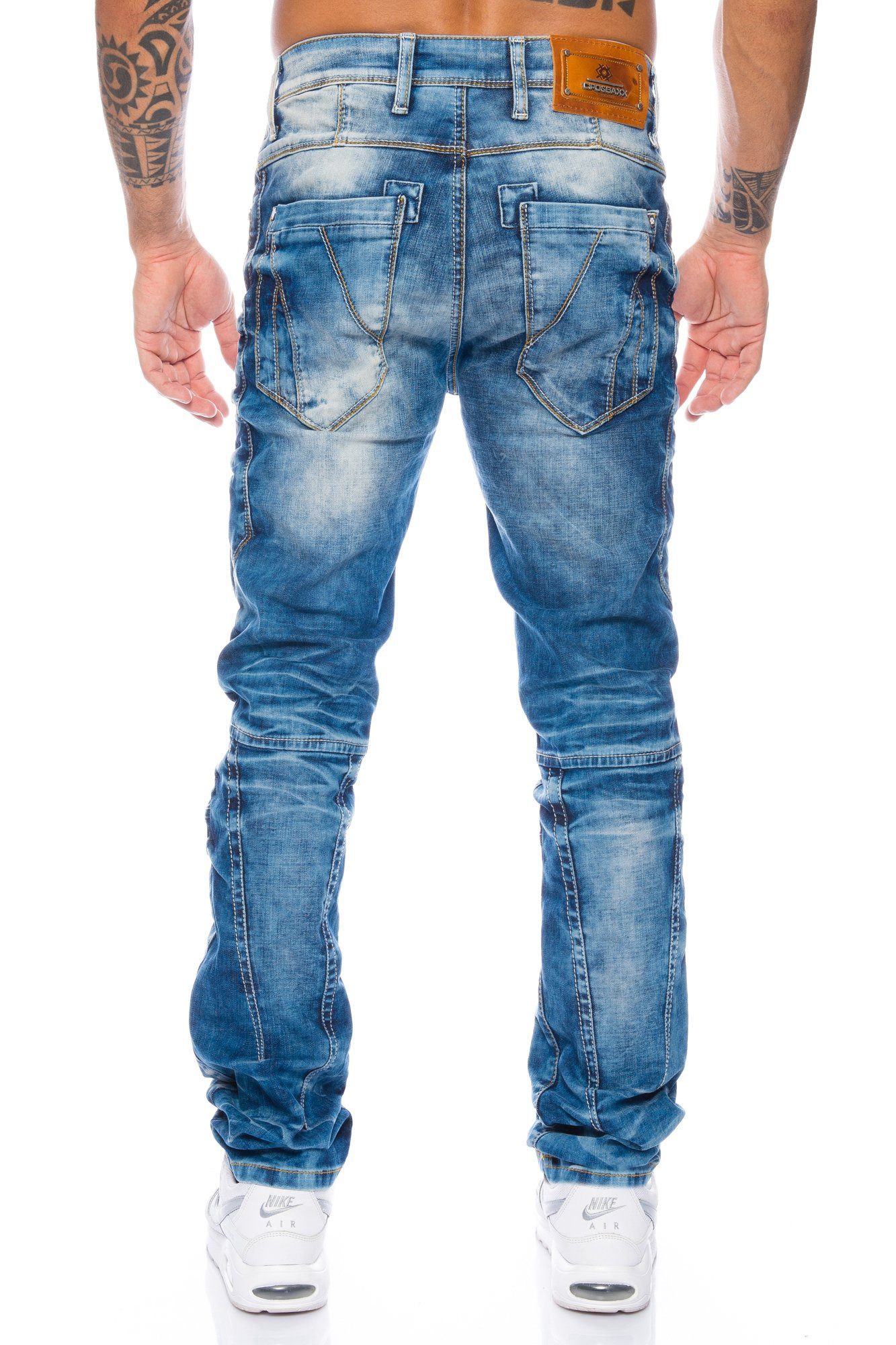 Cipo & Baxx Regular-fit-Jeans Herren Jeans im Regular Slim Leg Style mit  aufwendigen Nahtstrukturen und asymmetrischer Knopfleiste Bunte  Verschlussknöpfe für dezenten Hingucker