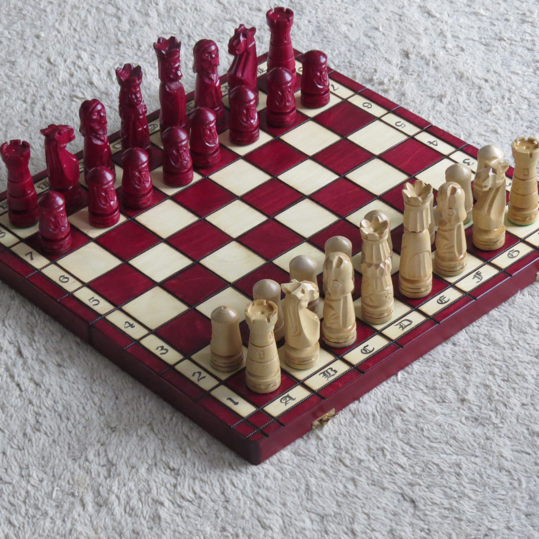 Holzprodukte Spielesammlung, Schach Geschnitzt 50 x 50 cm Schachspiel Holz Geschnitzt NEU rot