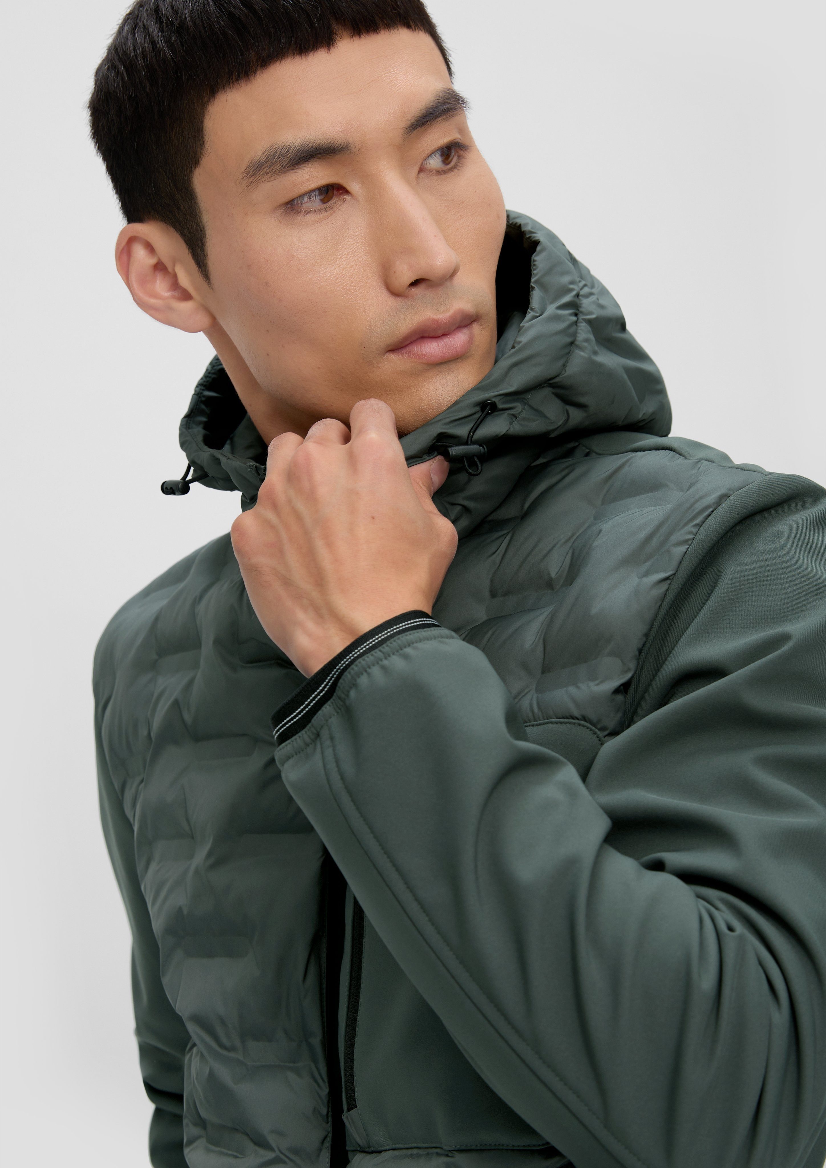 der Outdoorjacke mit green Brust s.Oliver an Reißverschlusstasche