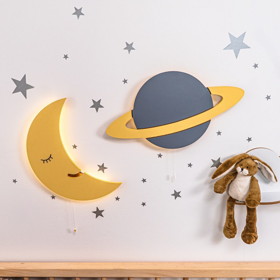 COZYCOLLECTIONS LED Wandleuchte Wandnachtlicht, Blaue Planet + Gelber Mond in Holzoptik, LED, Warmweiß, Montessori: sanftes Licht & eigener Schalter – selbstständig nutzbar