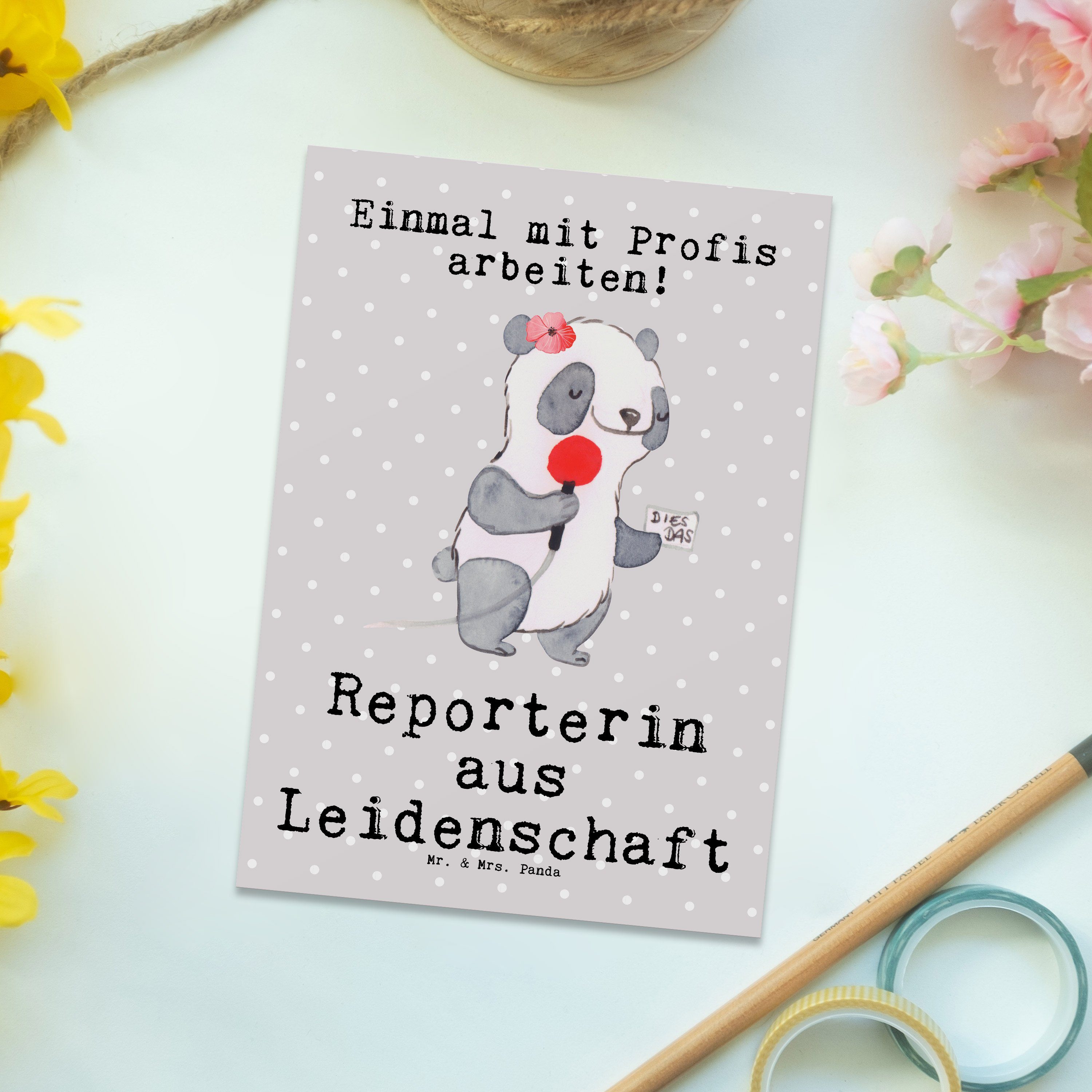 Reporterin Pastell & Panda - Einladung, Geschenk, Mrs. Ein Postkarte aus Grau - Mr. Leidenschaft