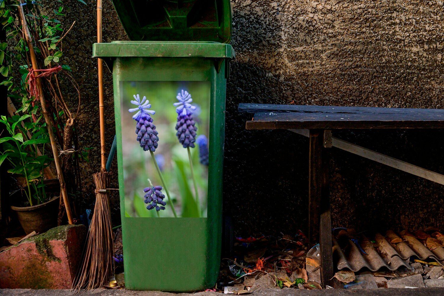MuchoWow Wandsticker Traubenhyazinthen in einer Container, Mülltonne, Mülleimer-aufkleber, Abfalbehälter (1 Sticker, St), Wiese