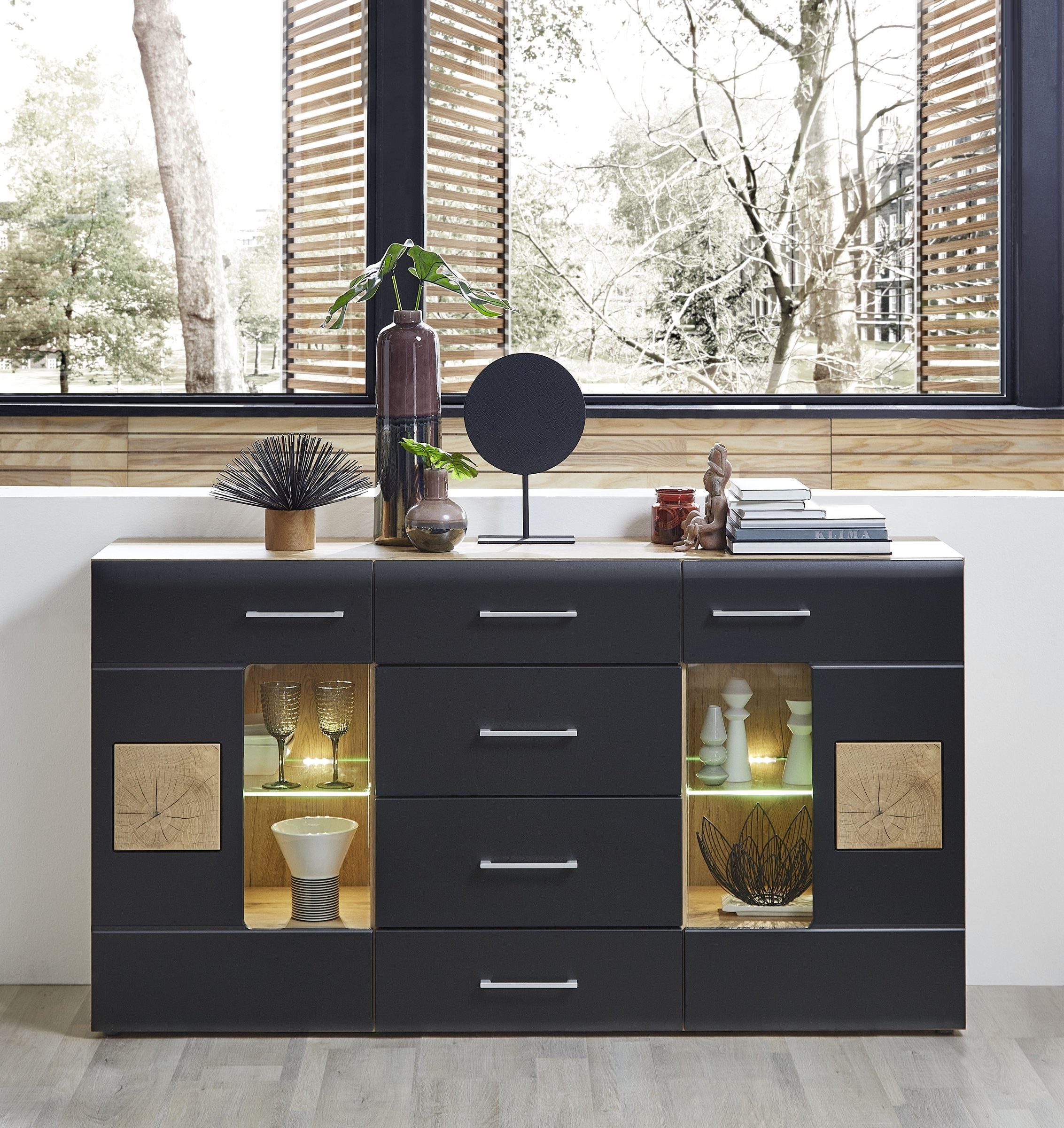 möbelando Sideboard »Sidonia«, Modernes Sideboard. Dekor - Korpus in Eiche  Altholz Nachbildung, Fronten in Lack Laminat schwarz supermatt, MDF Perfect  Touch, Absetzung Hirnholz Nachbildung, Griffe in Metall Chromfarbig matt  mit 2 Glas-/Holztüren,