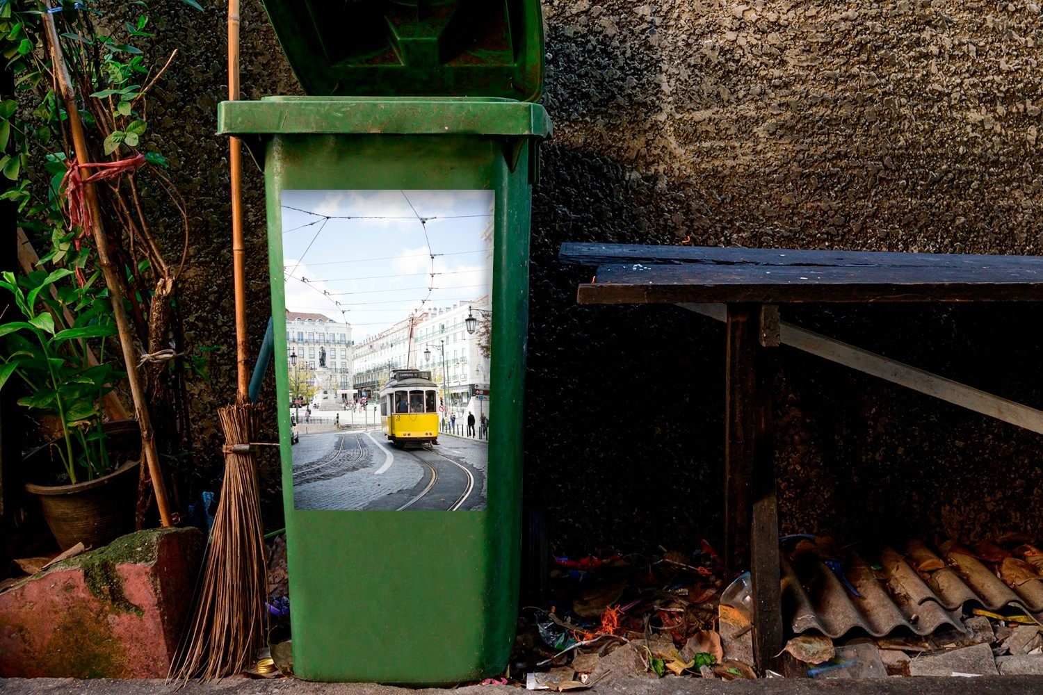 MuchoWow Wandsticker Eine gelbe Straßenbahn durch Mülltonne, Mülleimer-aufkleber, Sticker, Abfalbehälter Lissabon (1 St), mit fährt Seilbahn Container, einer