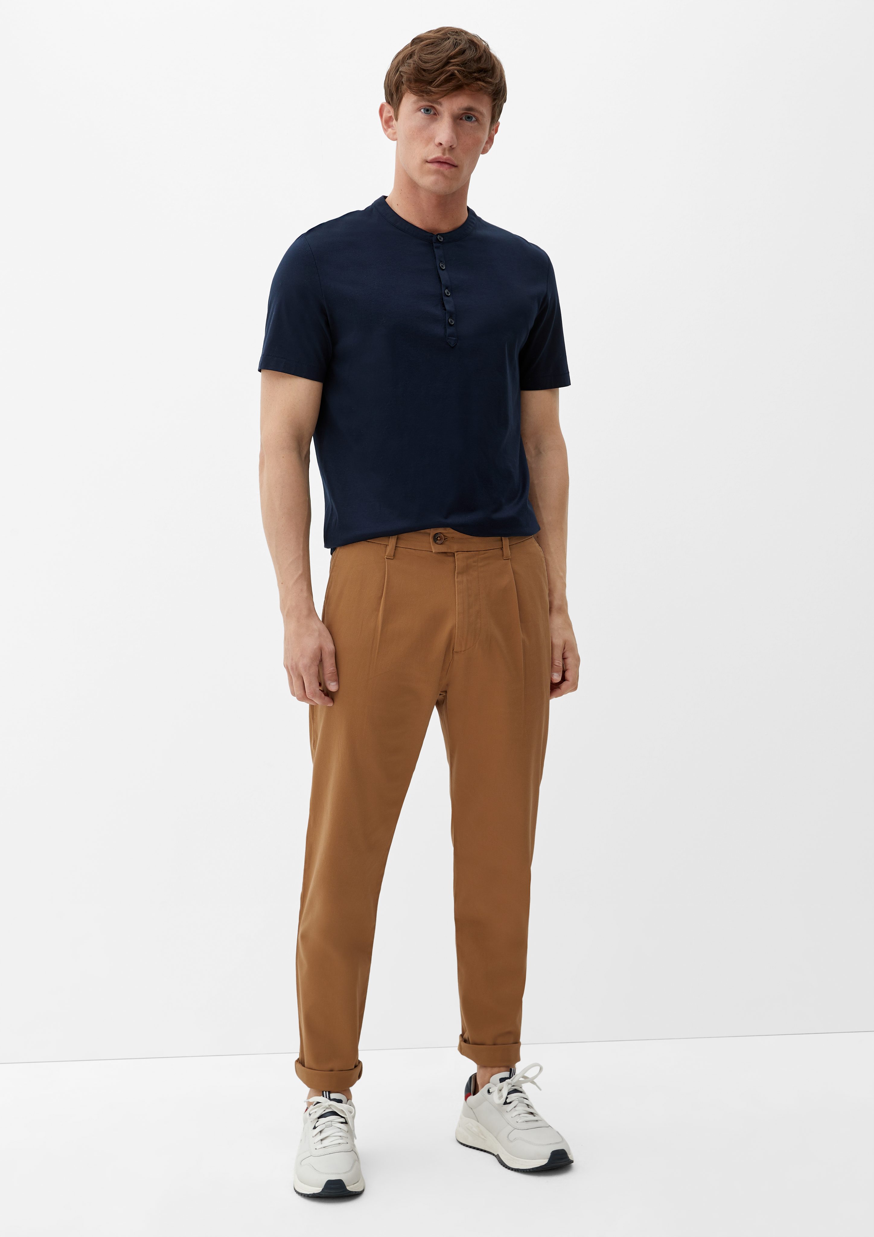 mit s.Oliver Relaxed: sandstein Bundfalten Chino Stoffhose